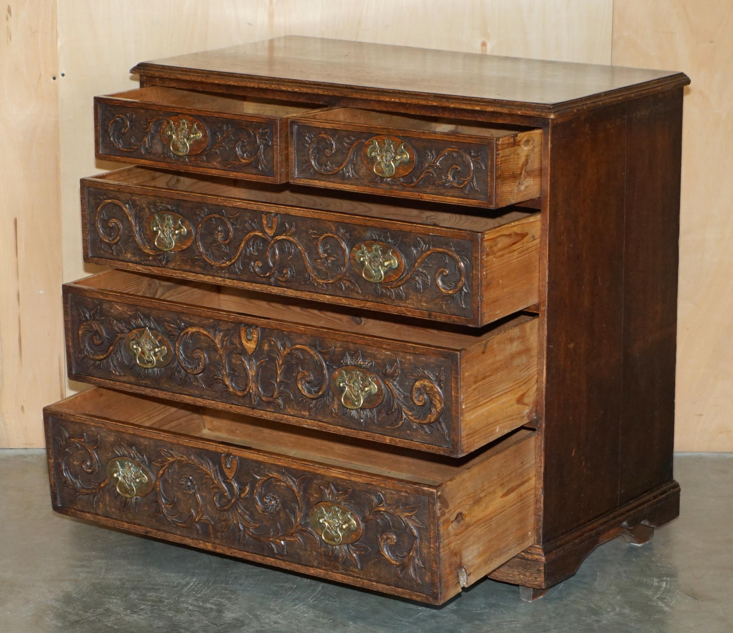 SUPER DECORATIVE ANTIQUE VICTORIAN ENGLISH OAK HEAVILY CARVED CHEST OF DRAWERs For Sale 9