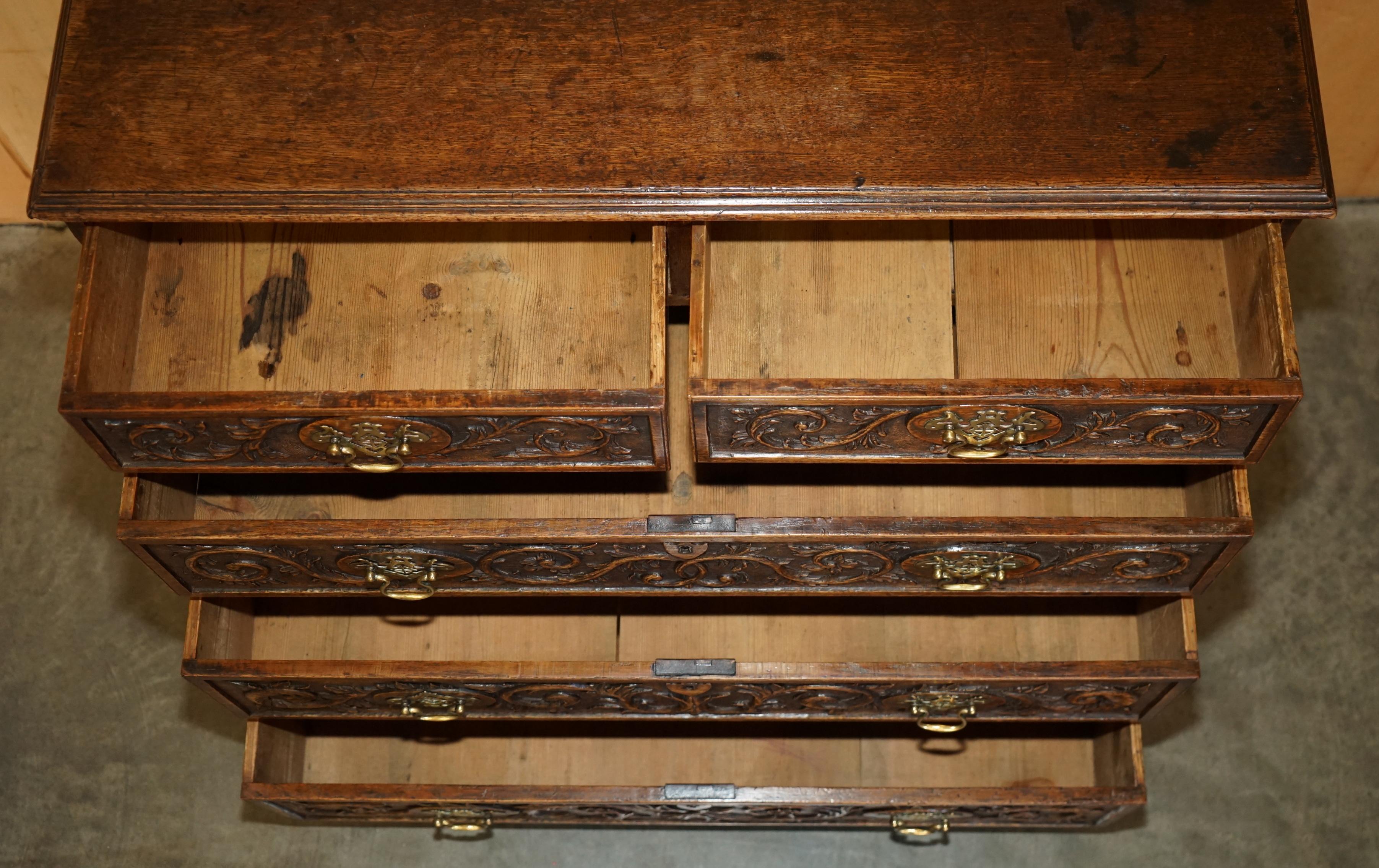 SUPER DECORATIVE ANTIQUE VICTORIAN ENGLISH OAK HEAVILY CARVED CHEST OF DRAWERs For Sale 10