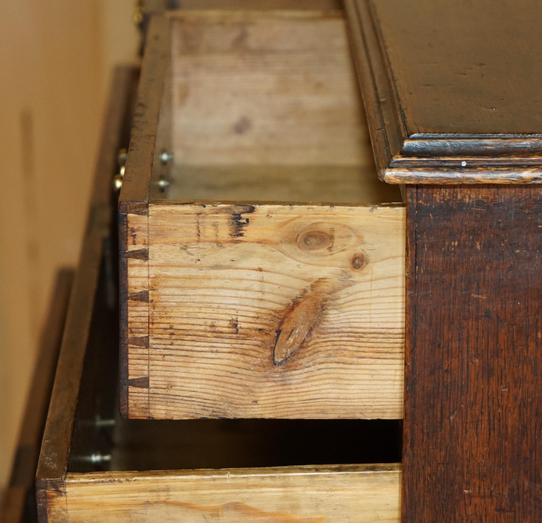 SUPER DECORATIVE ANTIQUE VICTORIAN ENGLISH OAK HEAVILY CARVED CHEST OF DRAWERs For Sale 12