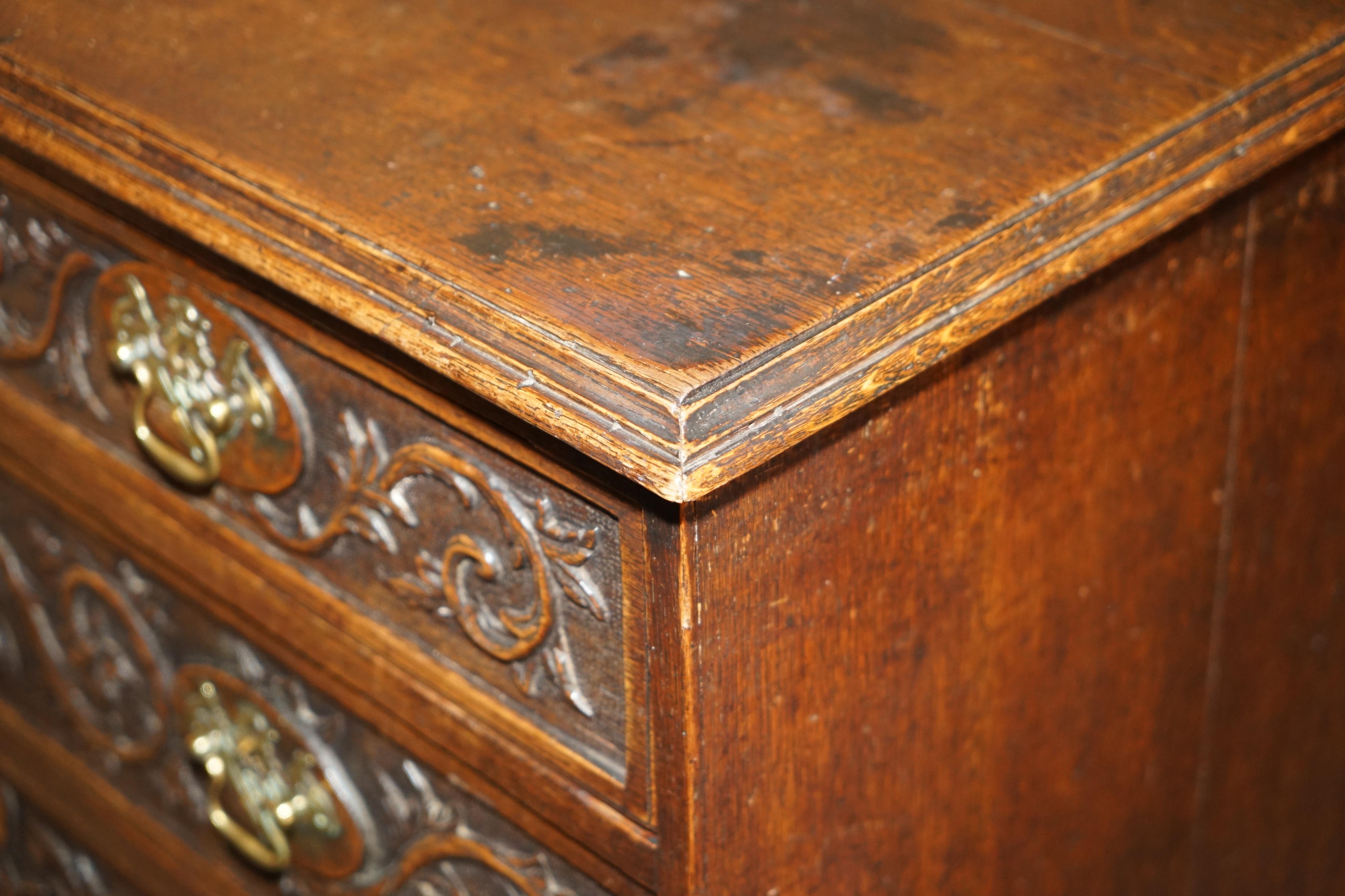 SUPER DECORATIVE ANTIQUE VICTORIAN ENGLISH OAK HEAVILY CARVED CHEST OF DRAWERs For Sale 13