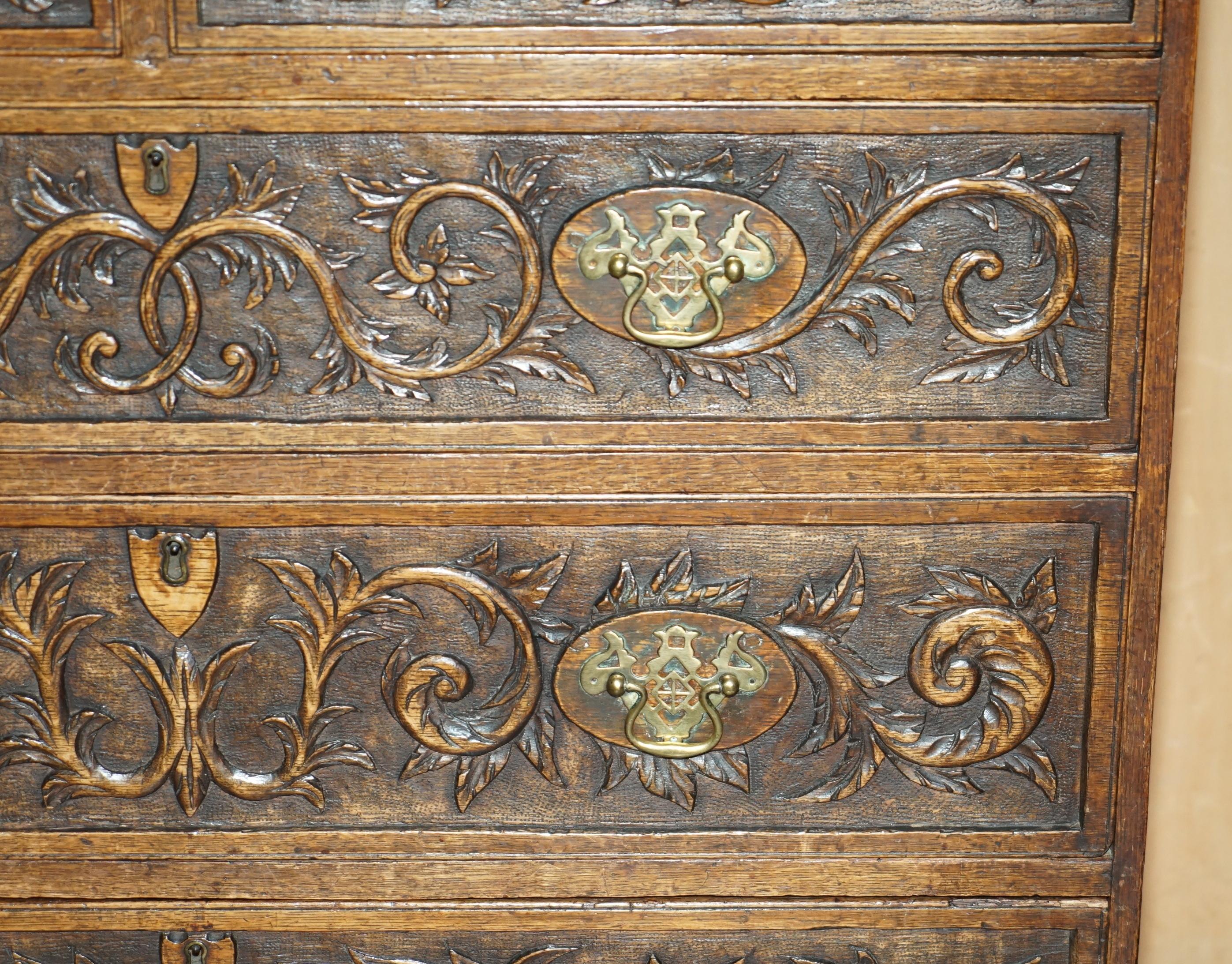 SUPER DECORATIVE ANTIQUE VICTORIAN ENGLISH OAK HEAVILY CARVED CHEST OF DRAWERs For Sale 1