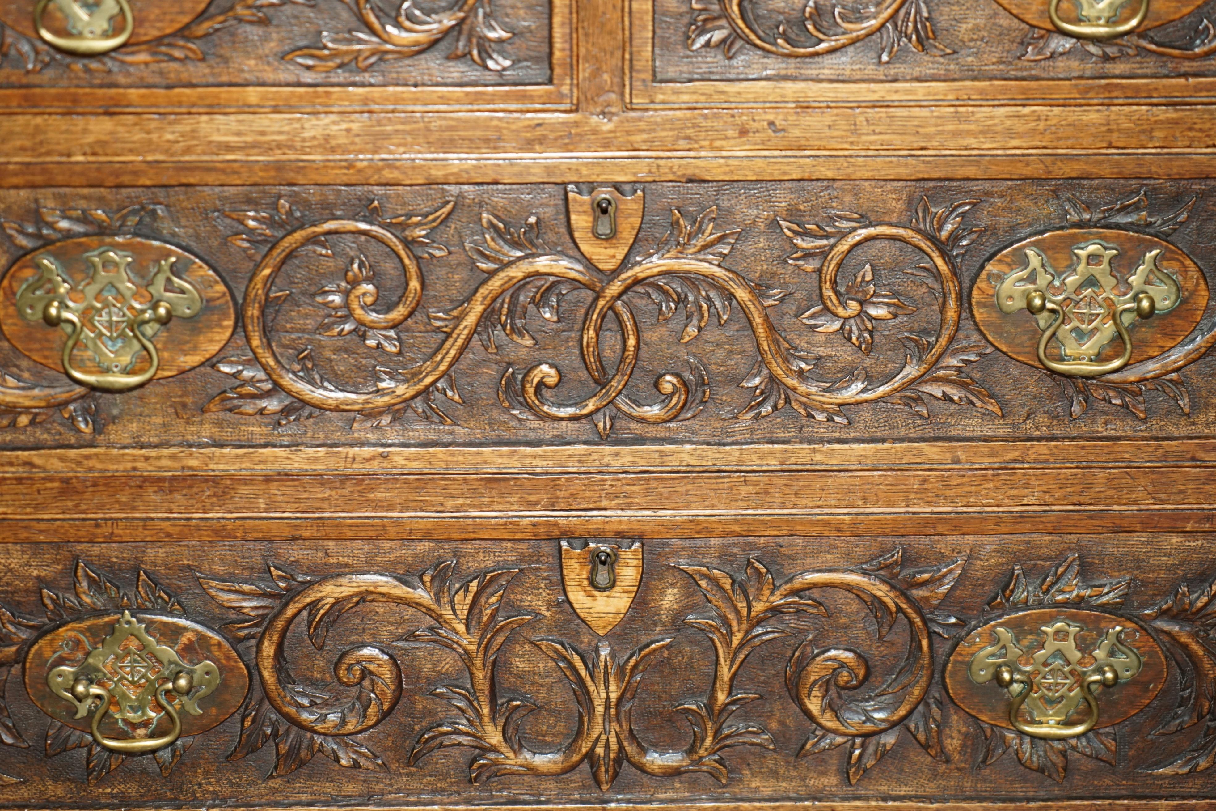 SUPER DECORATIVE ANTIQUE VICTORIAN ENGLISH OAK HEAVILY CARVED CHEST OF DRAWERs For Sale 2
