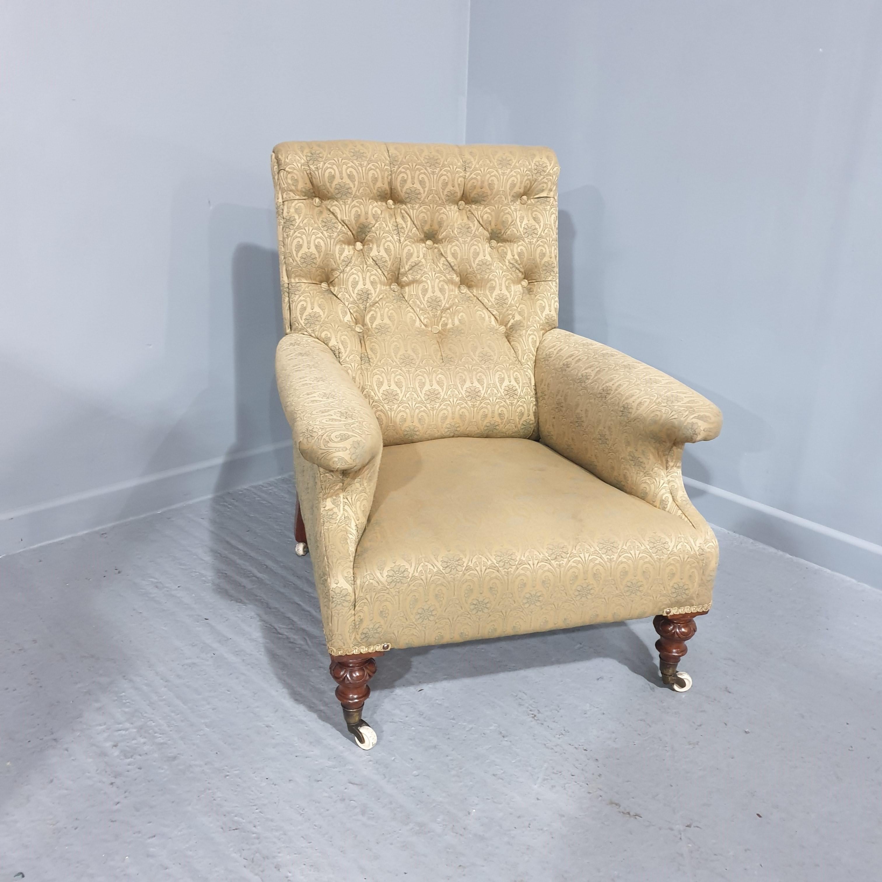 Une belle chaise de bibliothèque à cadre en chêne et roulettes blanches, à assise profonde et à boutons profonds, en très bon état.

36