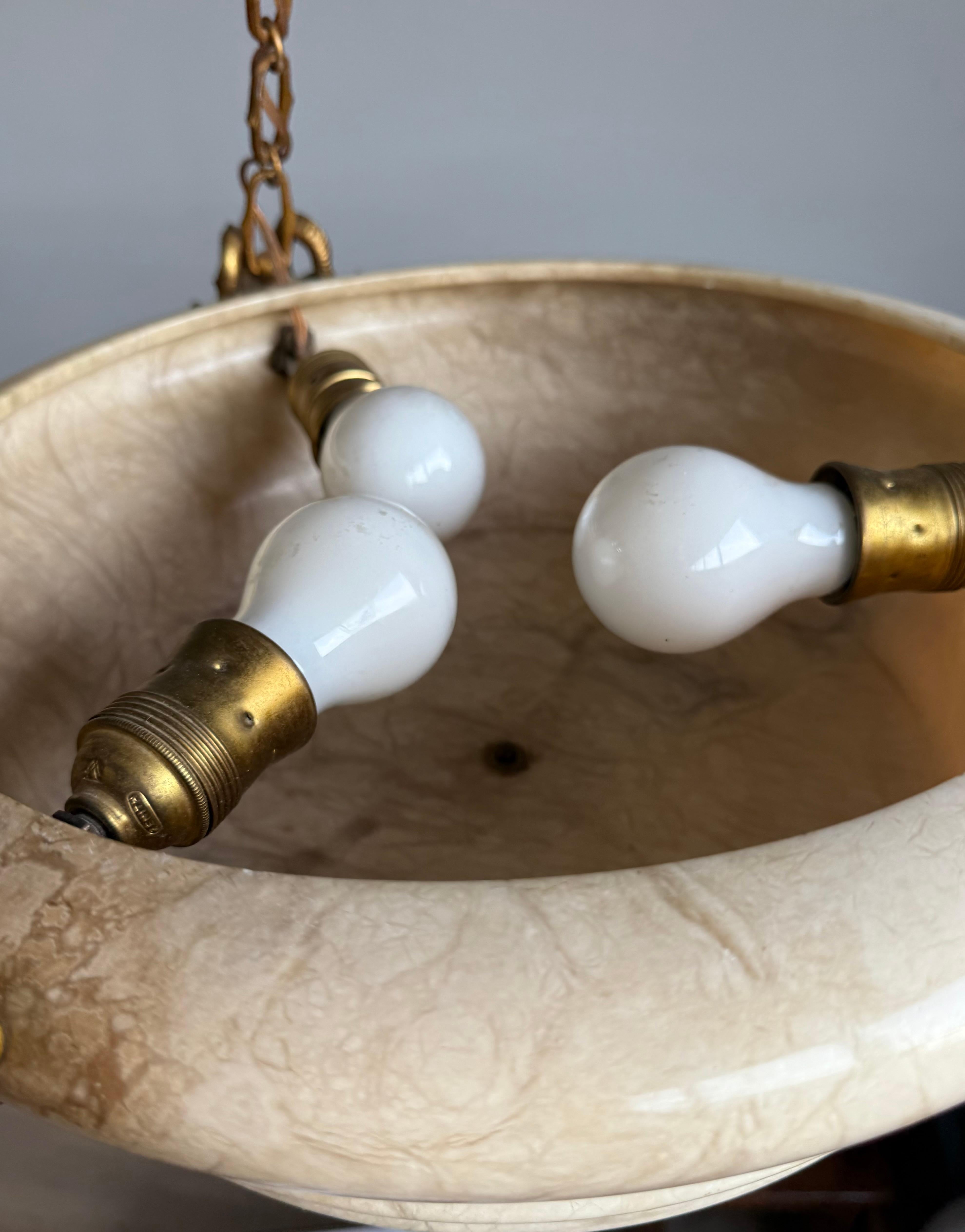 Super Light di design con un paralume in alabastro scultoreo e sorprendente in vendita 4