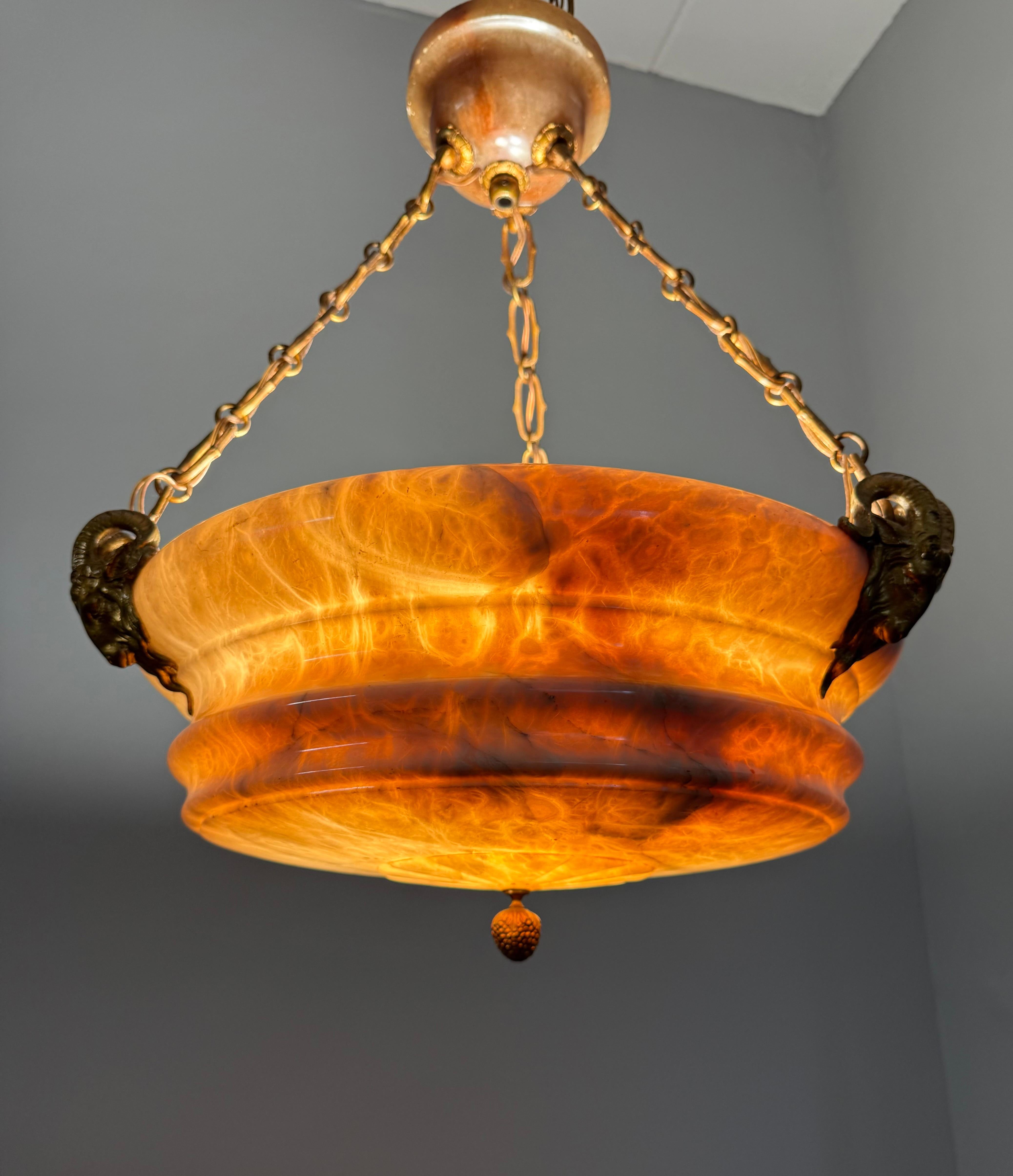 Super Light di design con un paralume in alabastro scultoreo e sorprendente in vendita 5