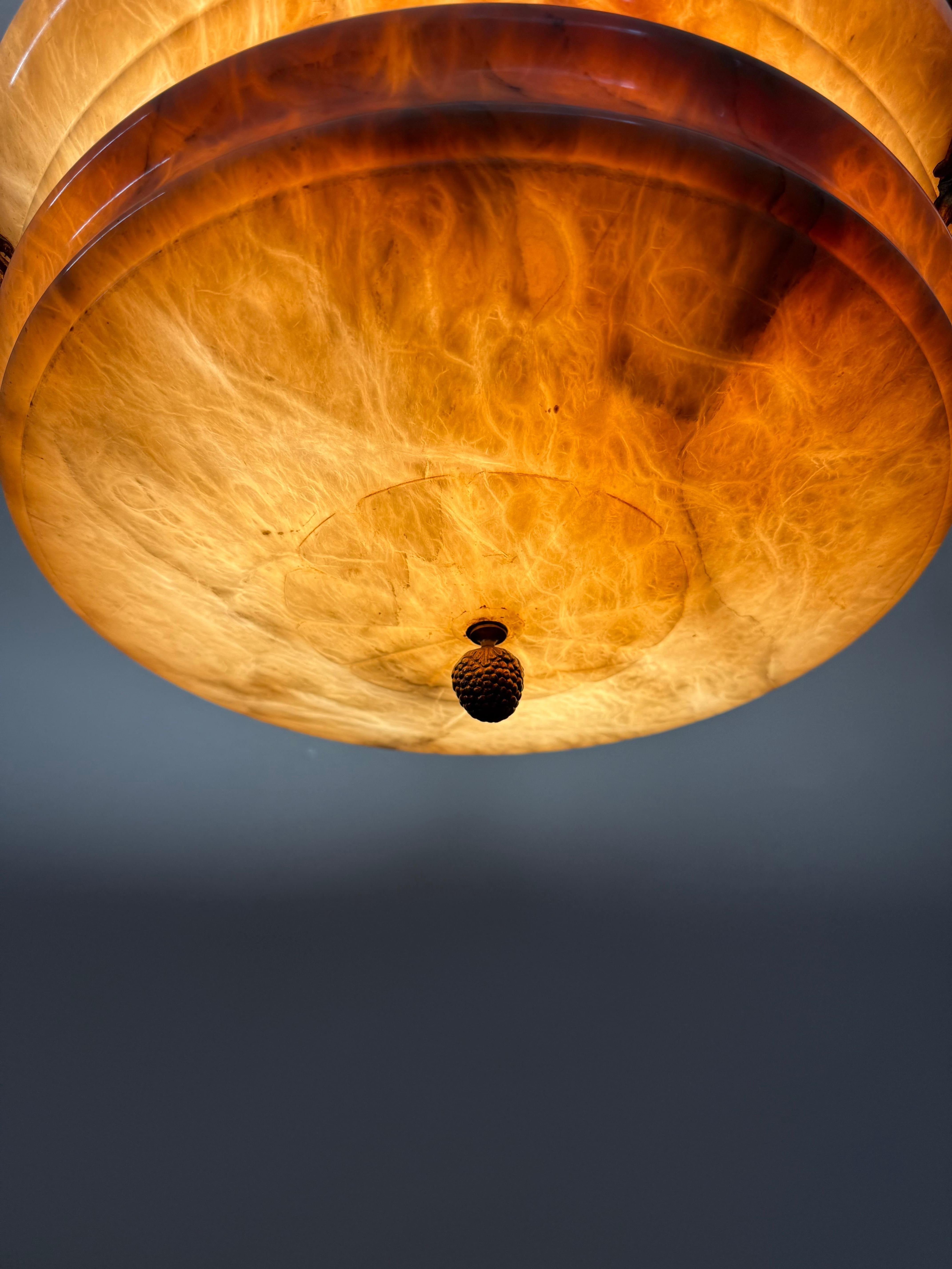 Super Light di design con un paralume in alabastro scultoreo e sorprendente in vendita 7