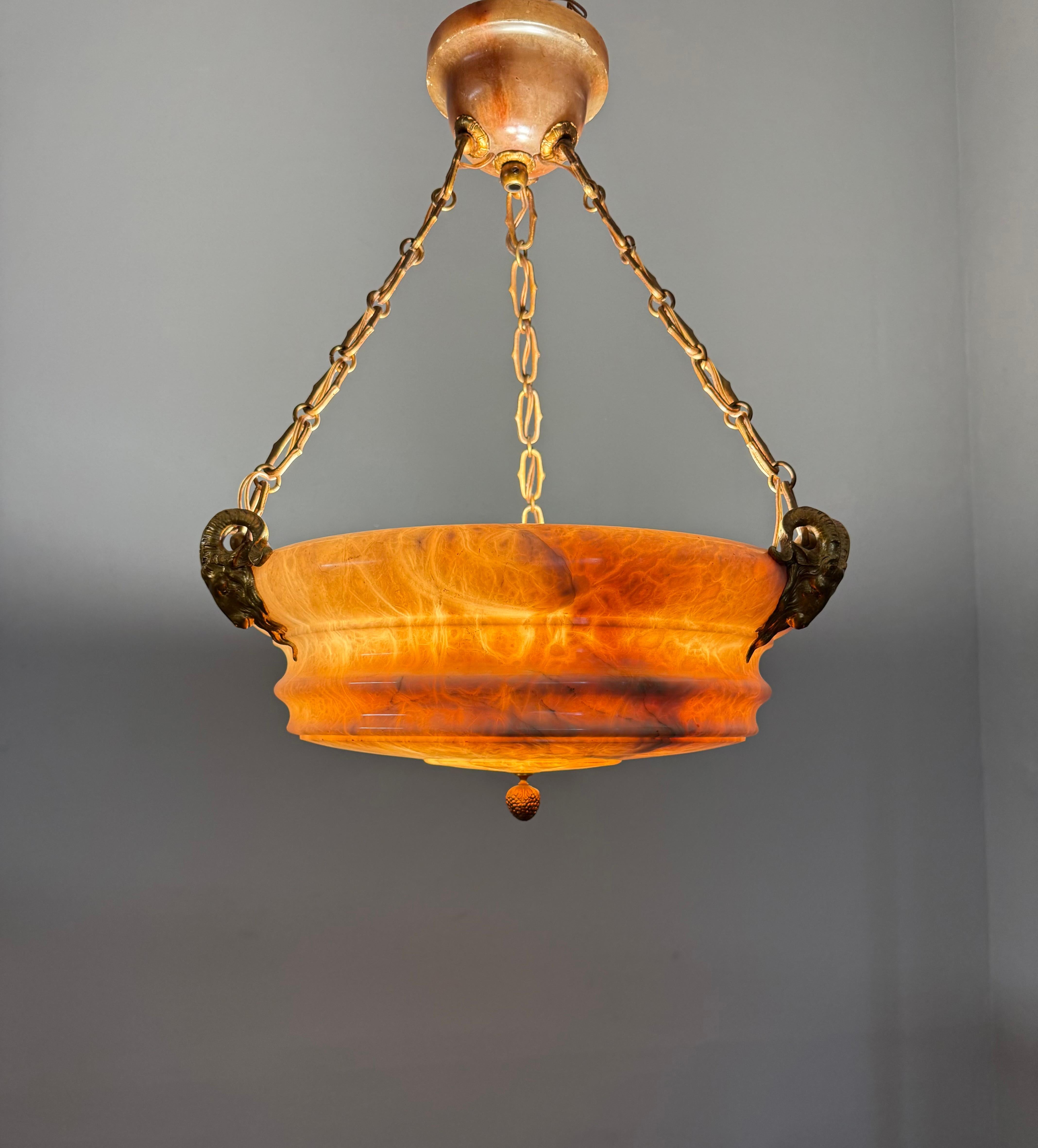 Super Light di design con un paralume in alabastro scultoreo e sorprendente in vendita 8