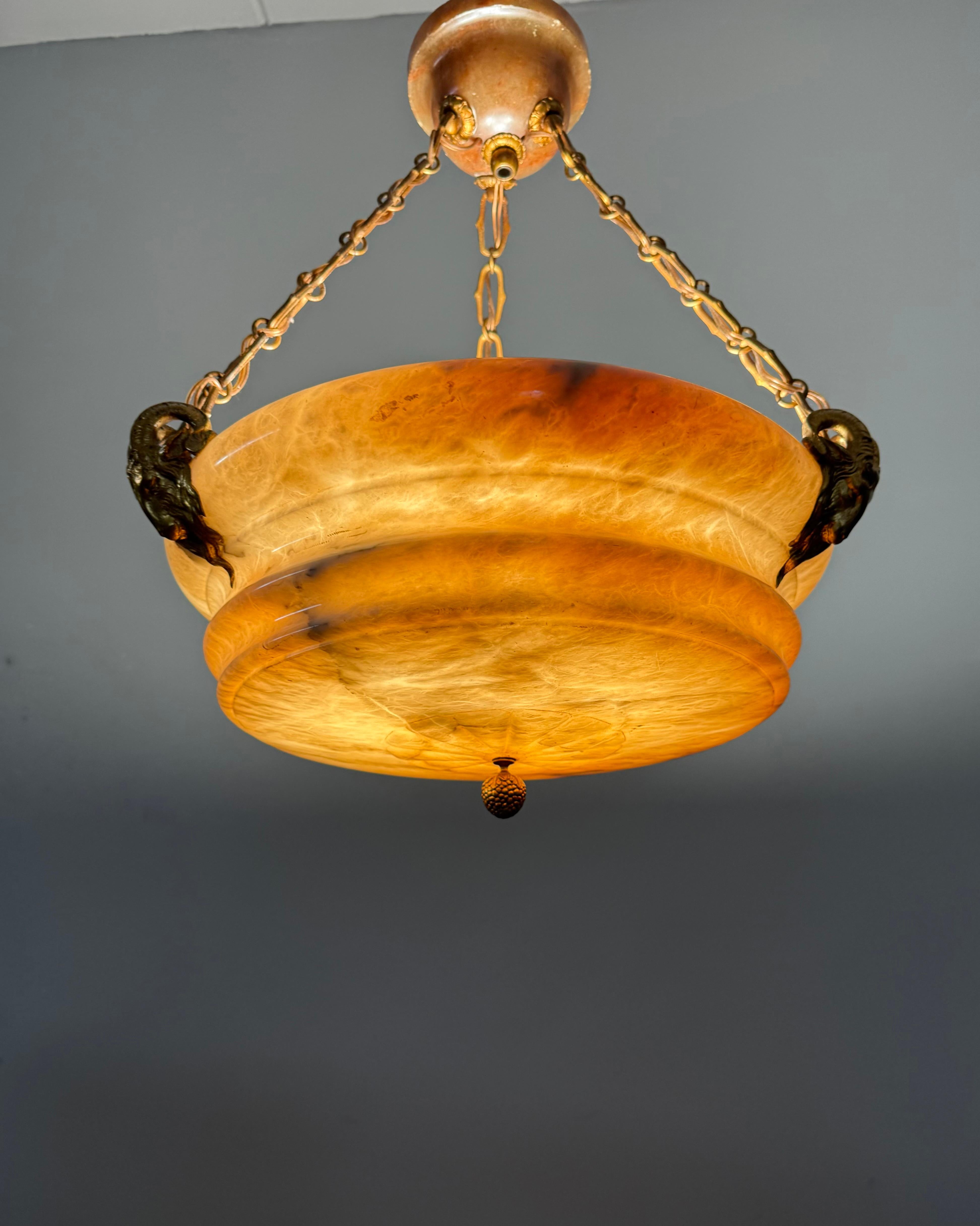 Super Light di design con un paralume in alabastro scultoreo e sorprendente in vendita 9