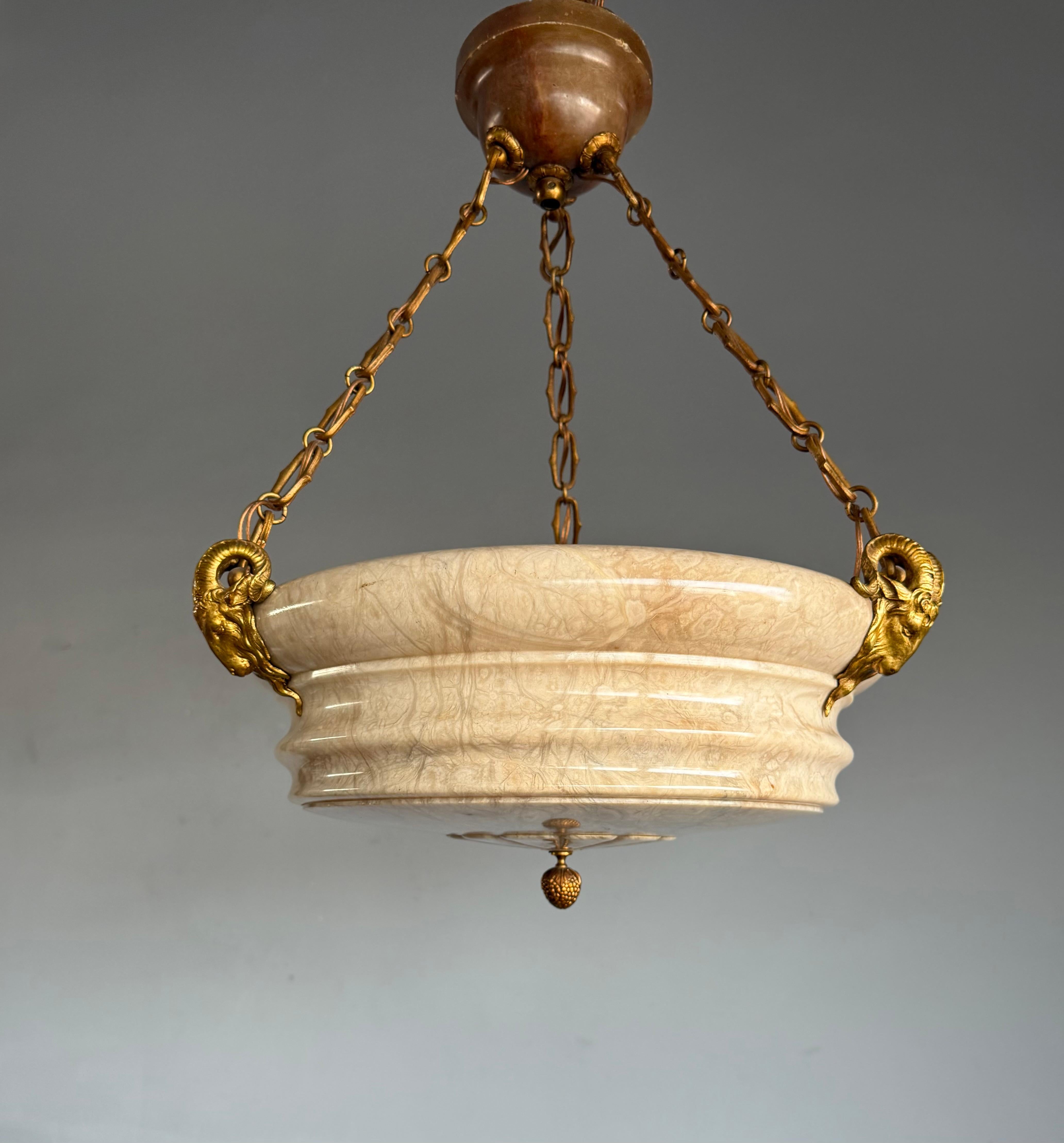 Neoclassico Super Light di design con un paralume in alabastro scultoreo e sorprendente in vendita