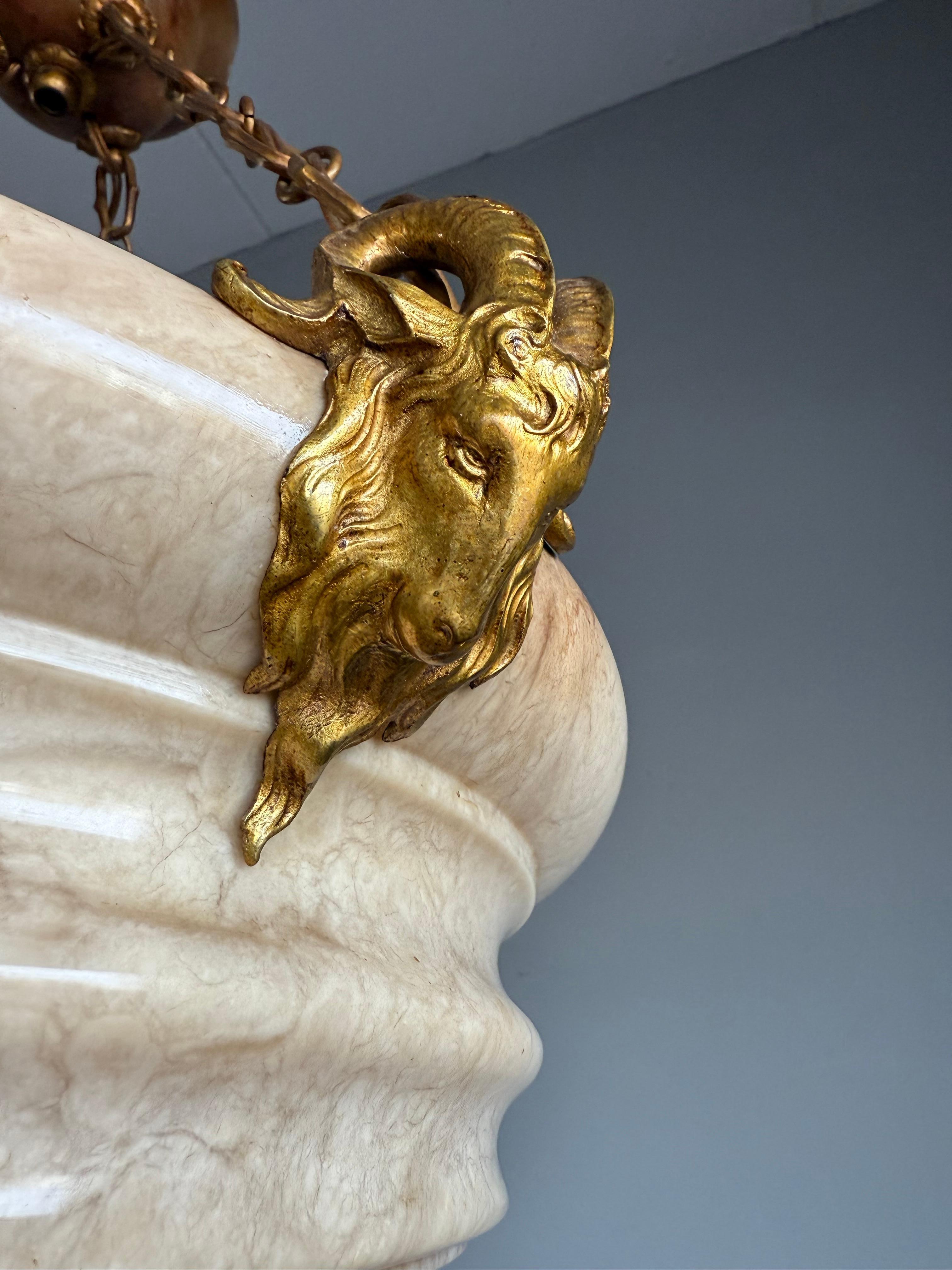 Europeo Super Light di design con un paralume in alabastro scultoreo e sorprendente in vendita