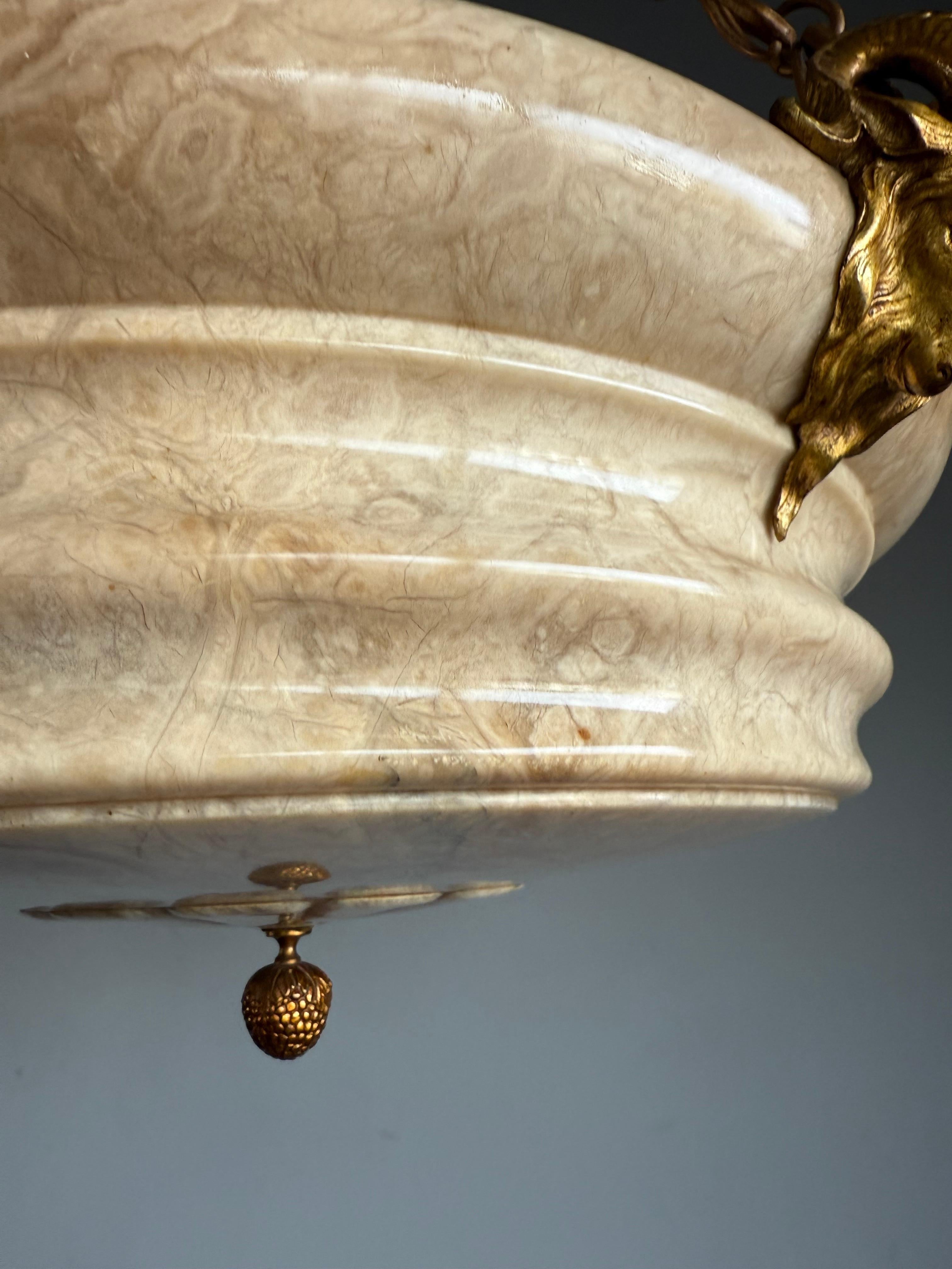 Ottone Super Light di design con un paralume in alabastro scultoreo e sorprendente in vendita