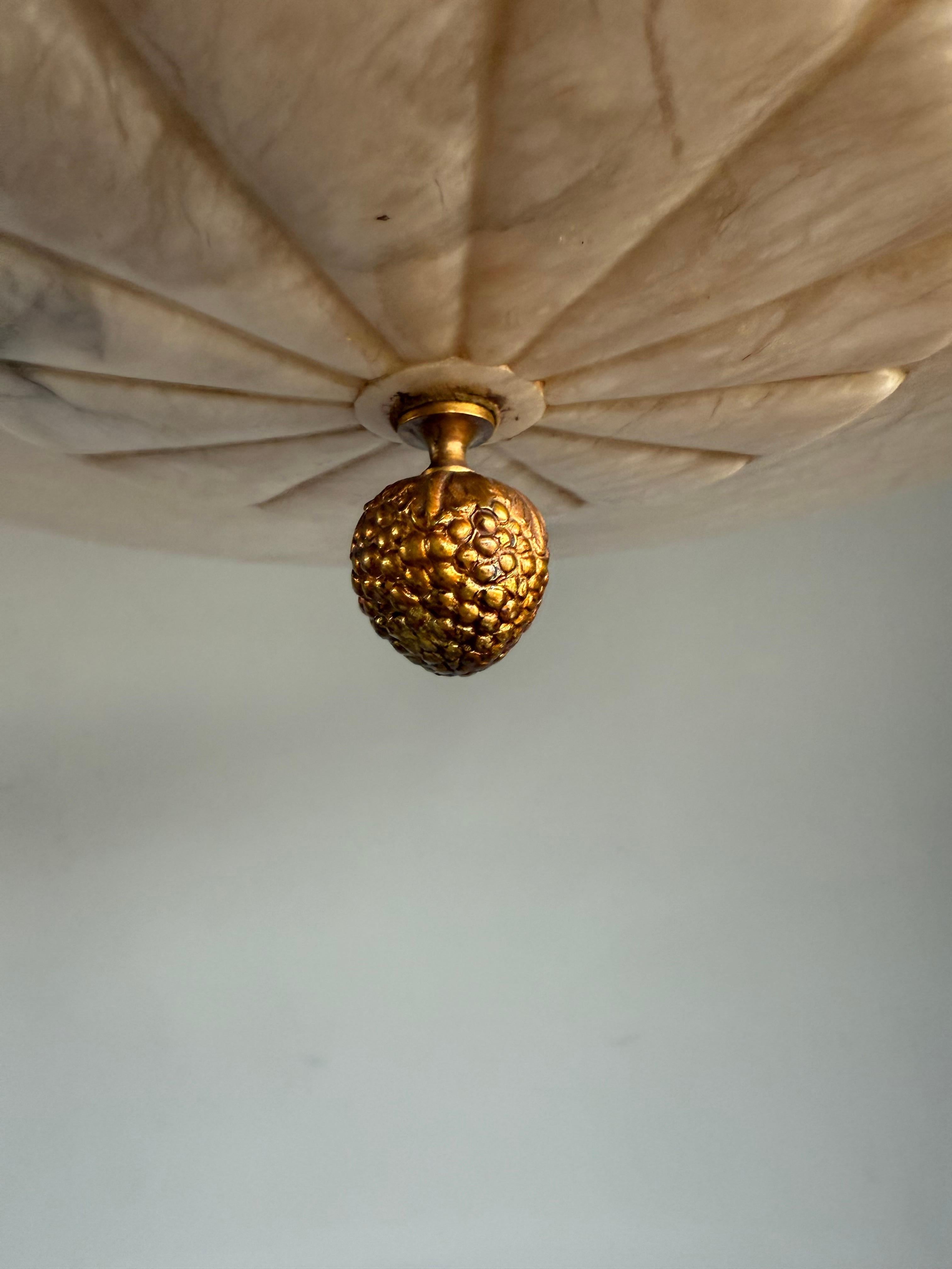 Super Light di design con un paralume in alabastro scultoreo e sorprendente in vendita 1