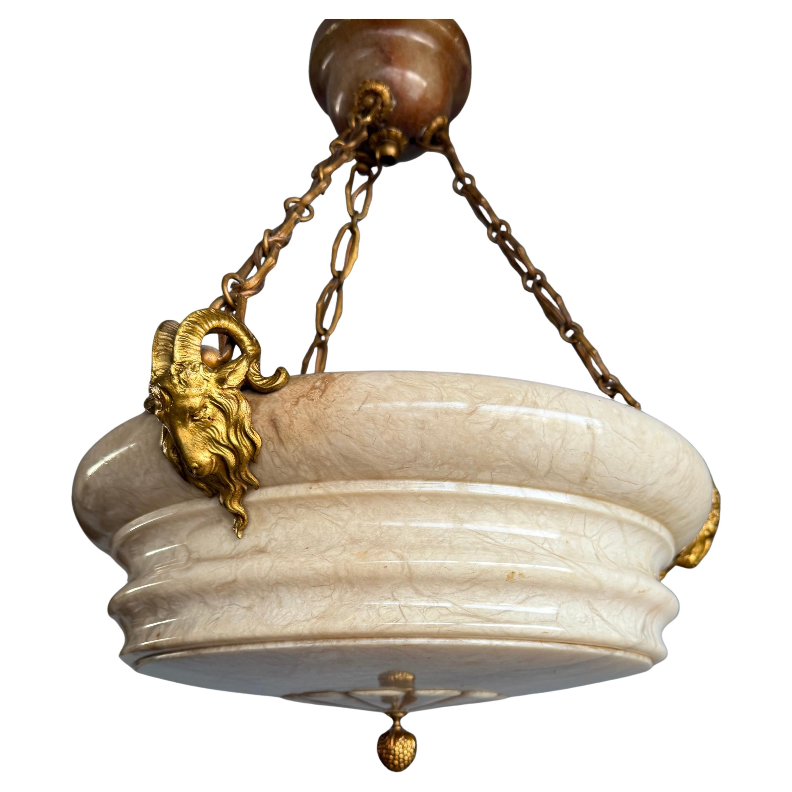 Super Light di design con un paralume in alabastro scultoreo e sorprendente in vendita