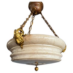 Super Light di design con un paralume in alabastro scultoreo e sorprendente