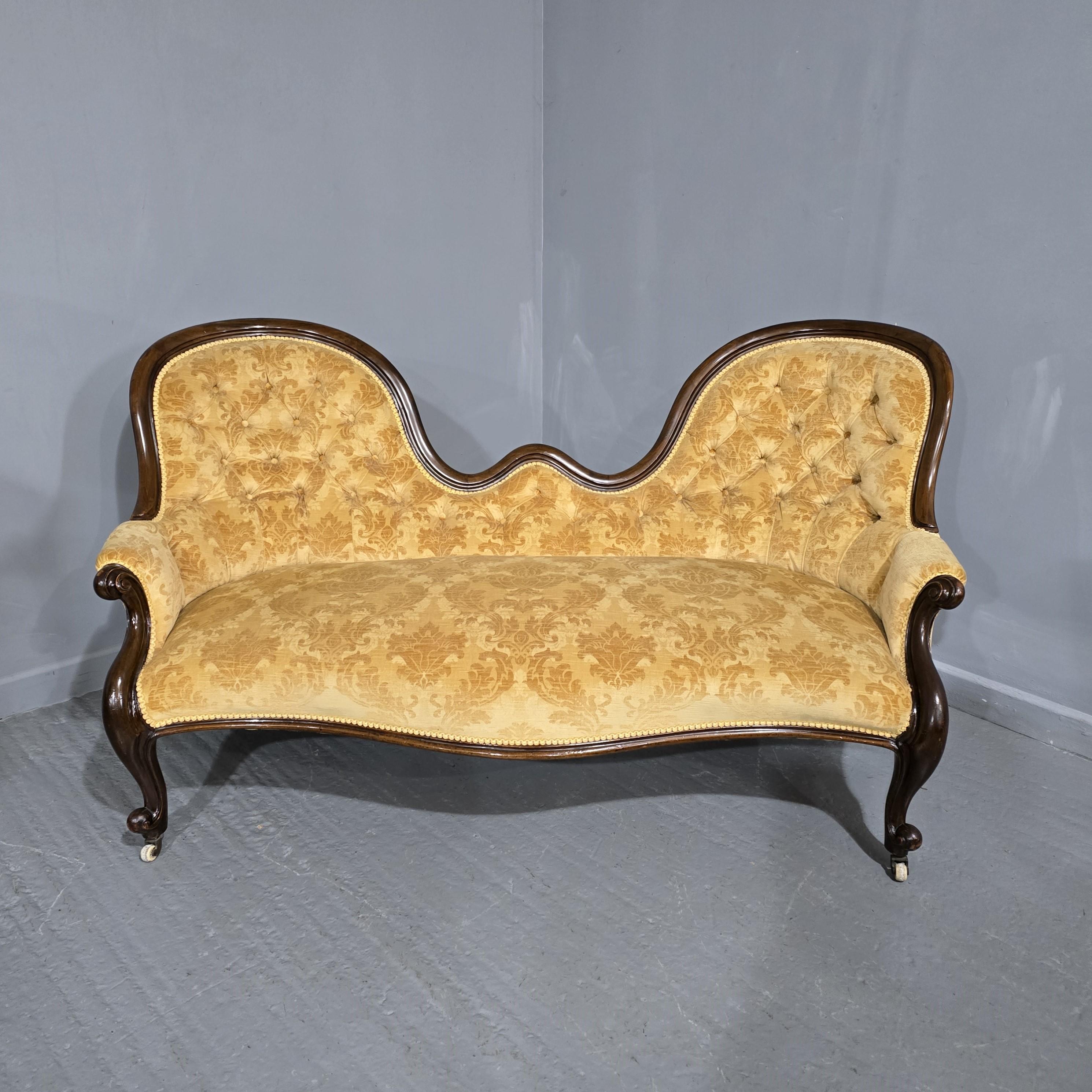 A excellent quality mahogany double ended chaise lounge couch, gold upholstery with deep buttoned seat backs, in overall excellent condition.

36