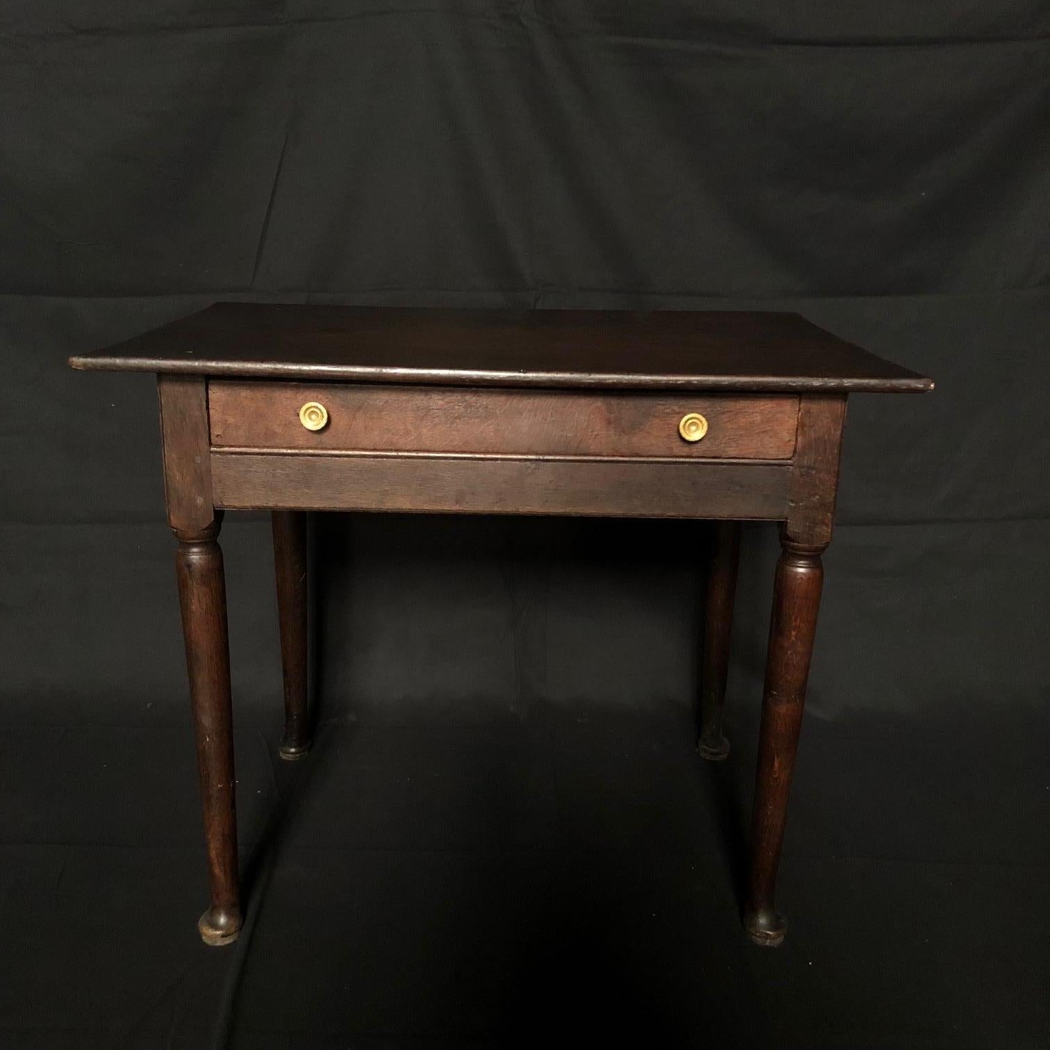 Superbe table d'appoint ou table de nuit en chêne du début de l'ère continentale en vente 5