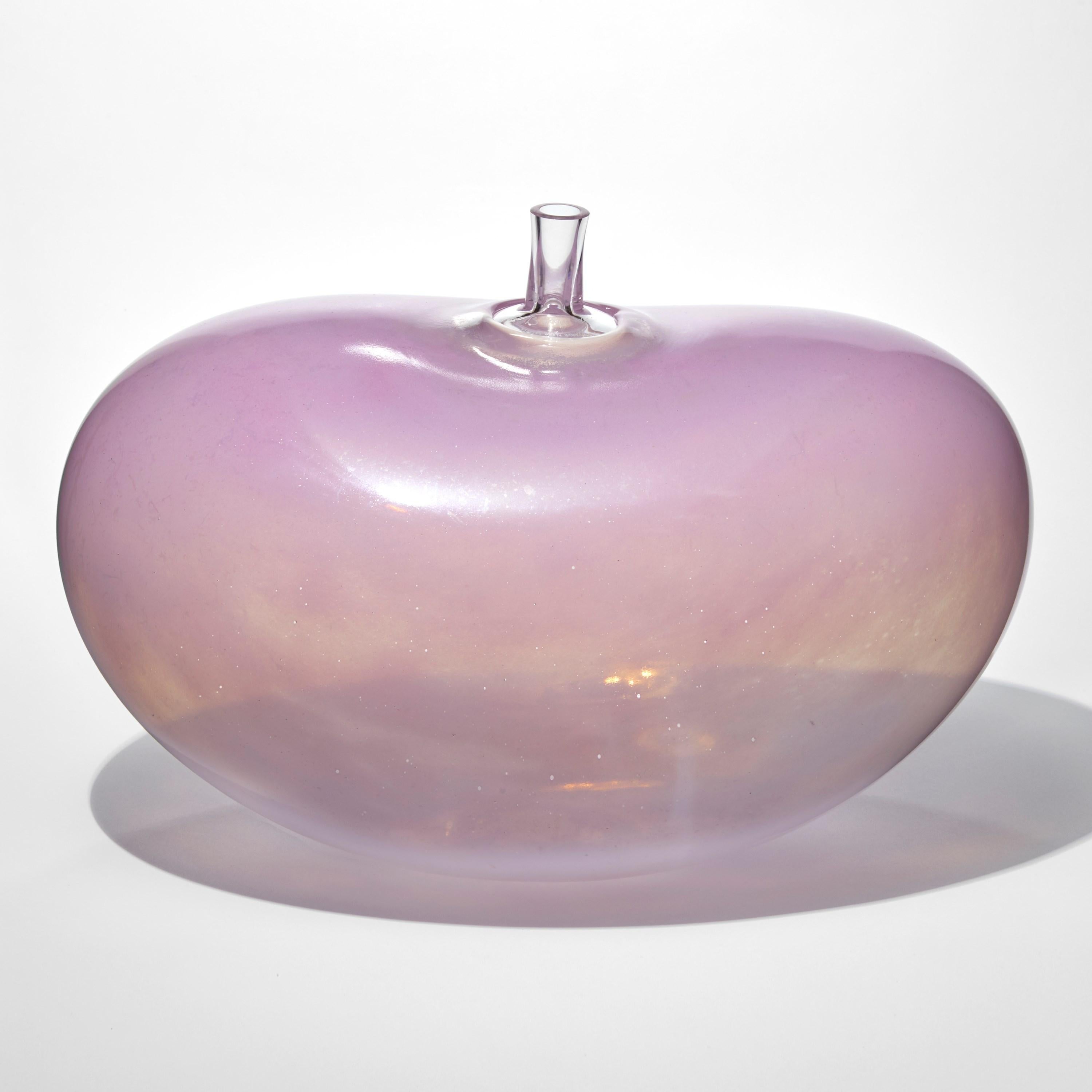 'Super Egg Candy Pink' è un'opera d'arte in vetro unica dell'artista svedese Bertil Vallien.

Le Super Egg Series di Vallien della Kosta Boda Artist Collection fanno parte dell'omaggio dell'artista a Ingeborg Lundin e alla sua classica Apple. Ogni