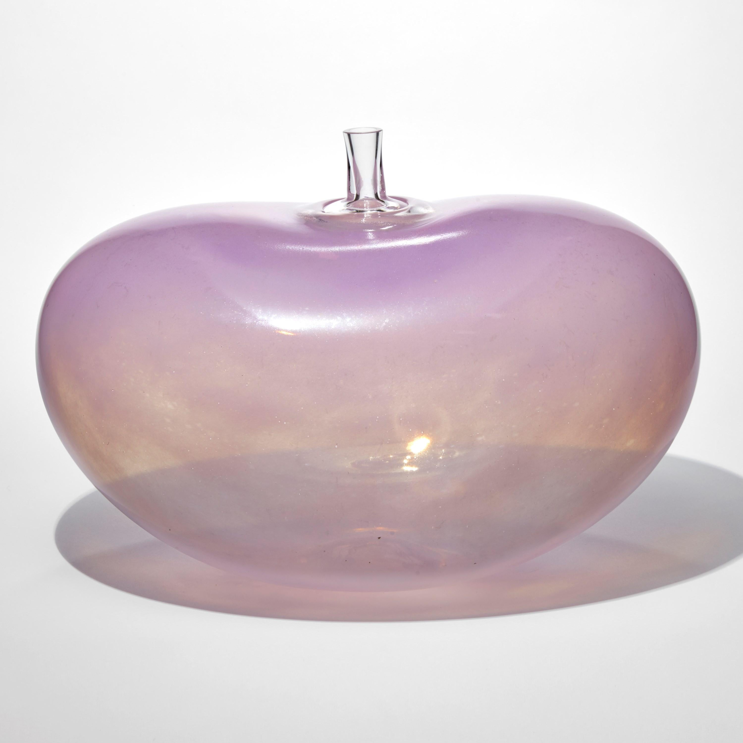 Svedese Super Egg Candy Pink, scultura in vetro soffiato a mano a forma di fagiolo di Bertil Vallien in vendita