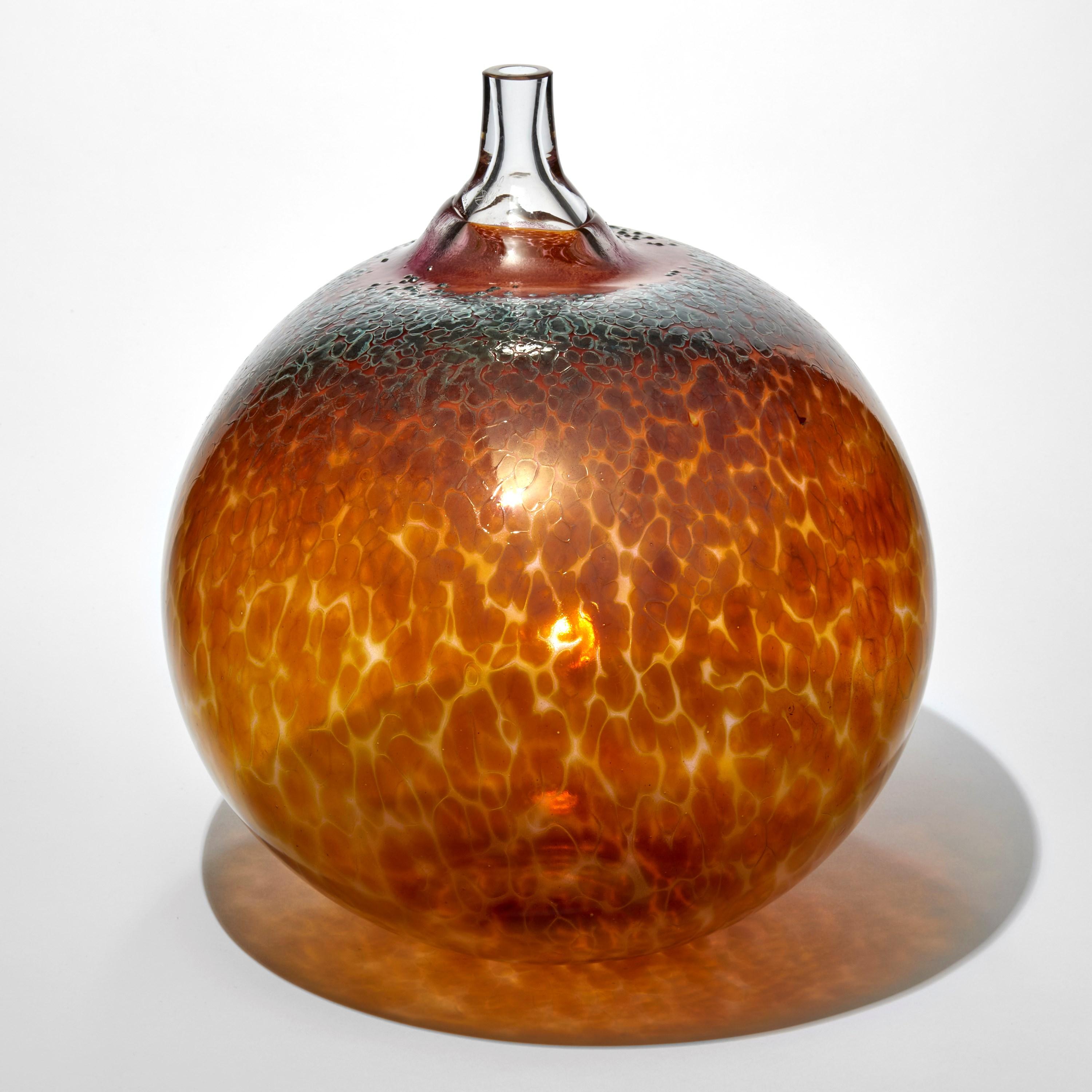 Organico moderno Super Egg Desert, scultura in vetro soffiato color ambra bruciata di Bertil Vallien in vendita