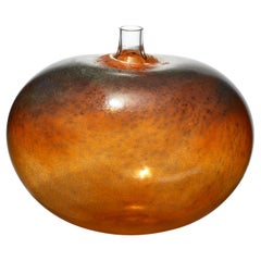 Super Egg Golden Brown, escultura de vidrio marrón y naranja quemado de Bertil Vallien