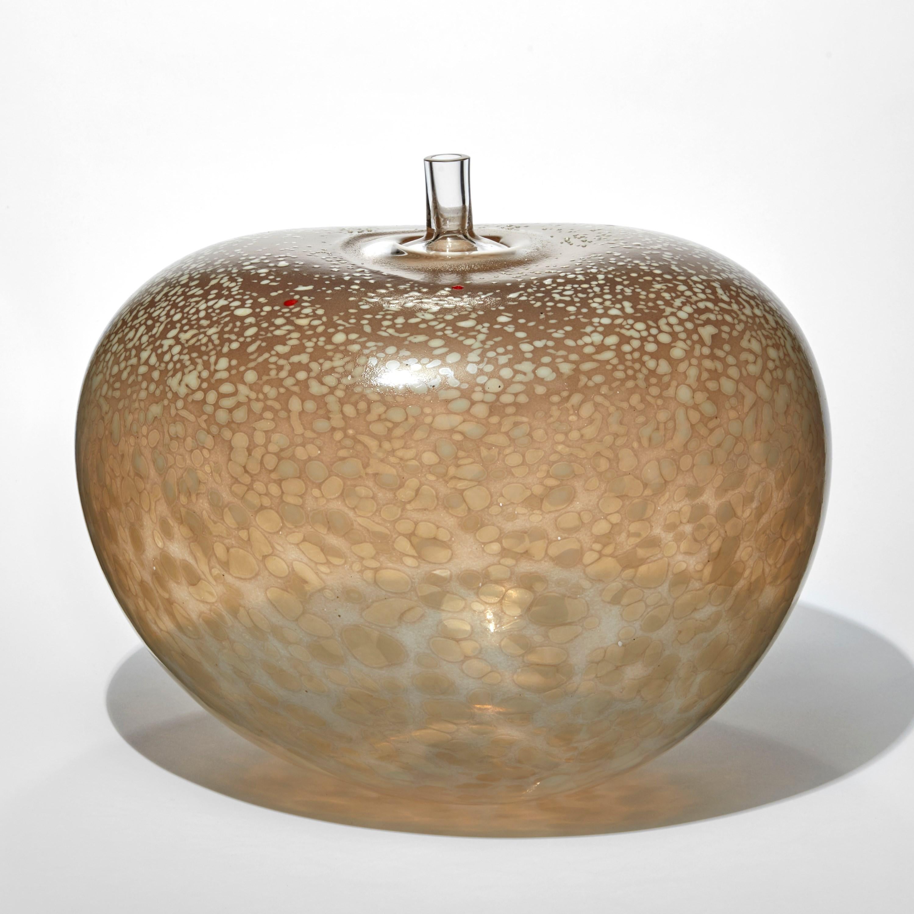 'Super Egg Latte' è un'opera d'arte in vetro unica dell'artista svedese Bertil Vallien.

Le Super Egg Series di Vallien della Kosta Boda Artist Collection fanno parte dell'omaggio dell'artista a Ingeborg Lundin e alla sua classica Apple. Ogni opera