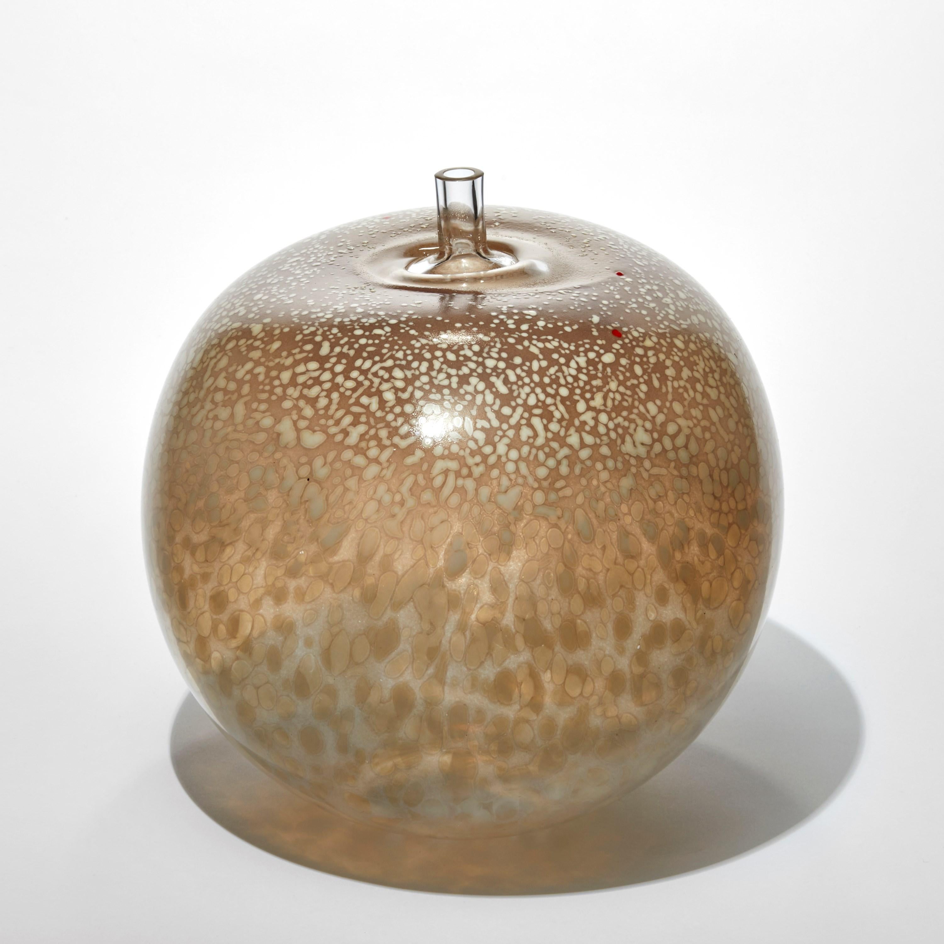 Organico moderno Super Egg Latte, una scultura in vetro color fulvo e marrone dorato di Bertil Vallien in vendita