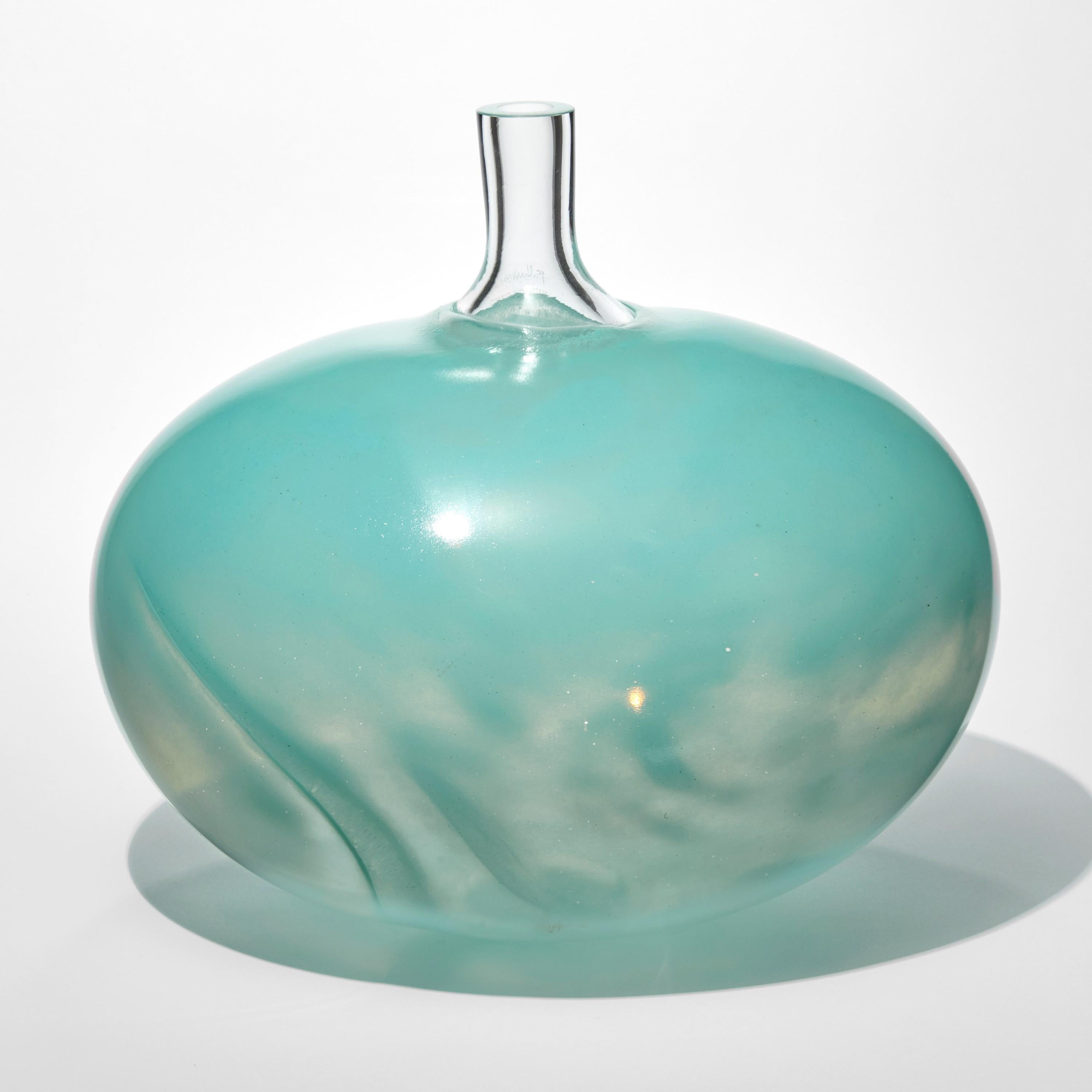 'Super Egg Ocean' è un'opera d'arte in vetro unica dell'artista svedese Bertil Vallien.

Le Super Egg Series di Vallien della Kosta Boda Artist Collection fanno parte dell'omaggio dell'artista a Ingeborg Lundin e alla sua classica Apple. Ogni opera