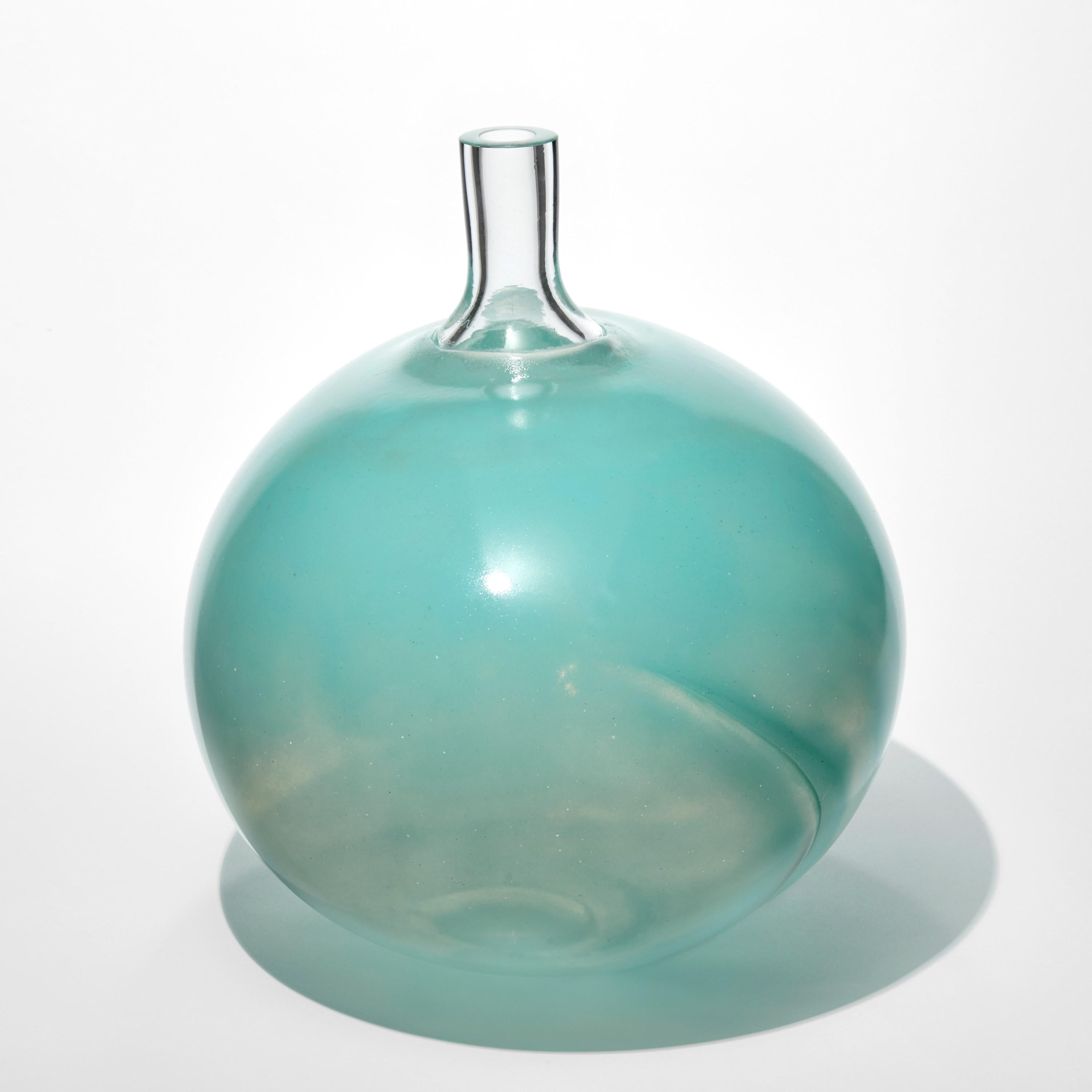 Organico moderno Super Egg Ocean, scultura in vetro turchese opaco e vorticoso di Bertil Vallien in vendita