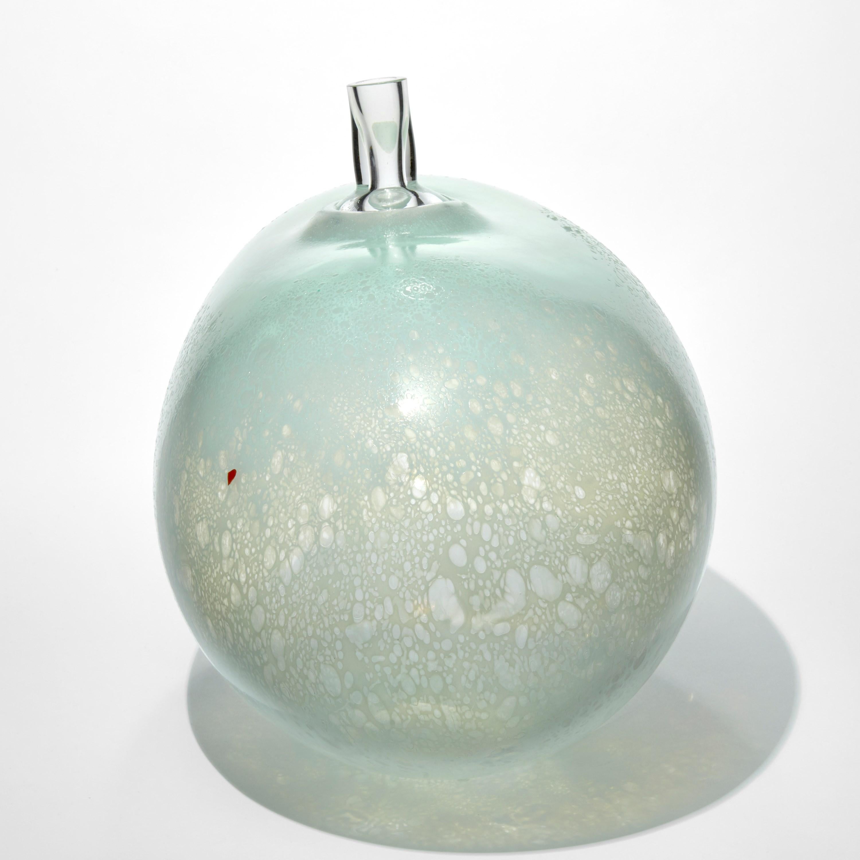 Organico moderno Super Egg Pale Jade, scultura in vetro celadon screziato e macchiato di Bertil Vallien in vendita