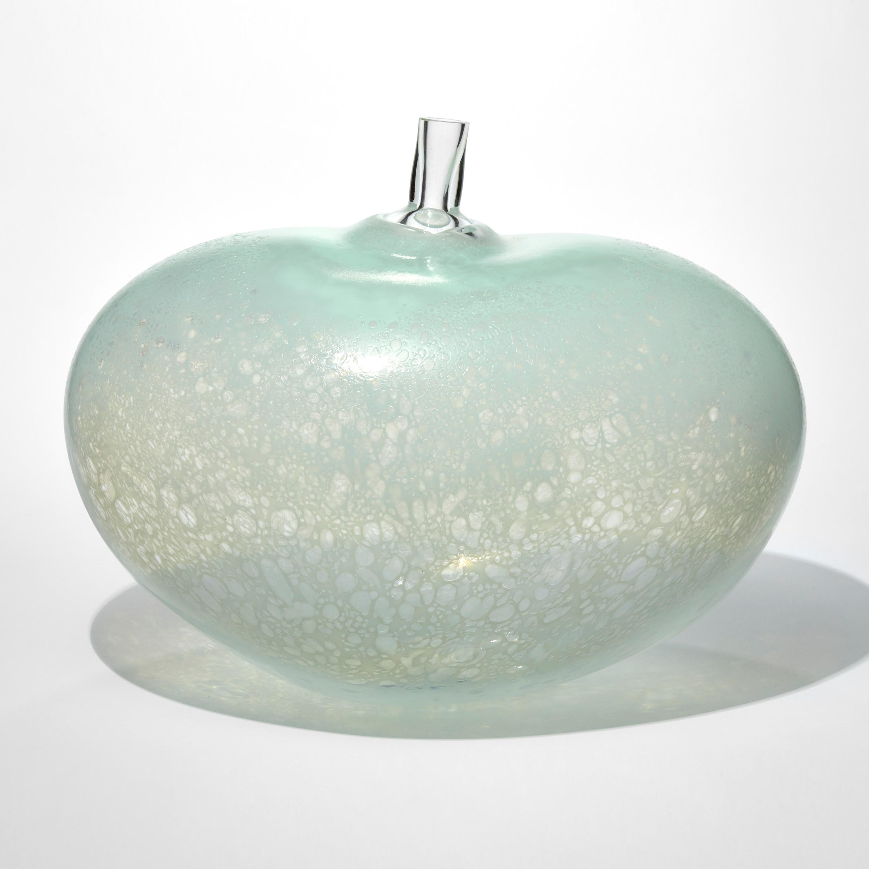 Svedese Super Egg Pale Jade, scultura in vetro celadon screziato e macchiato di Bertil Vallien in vendita