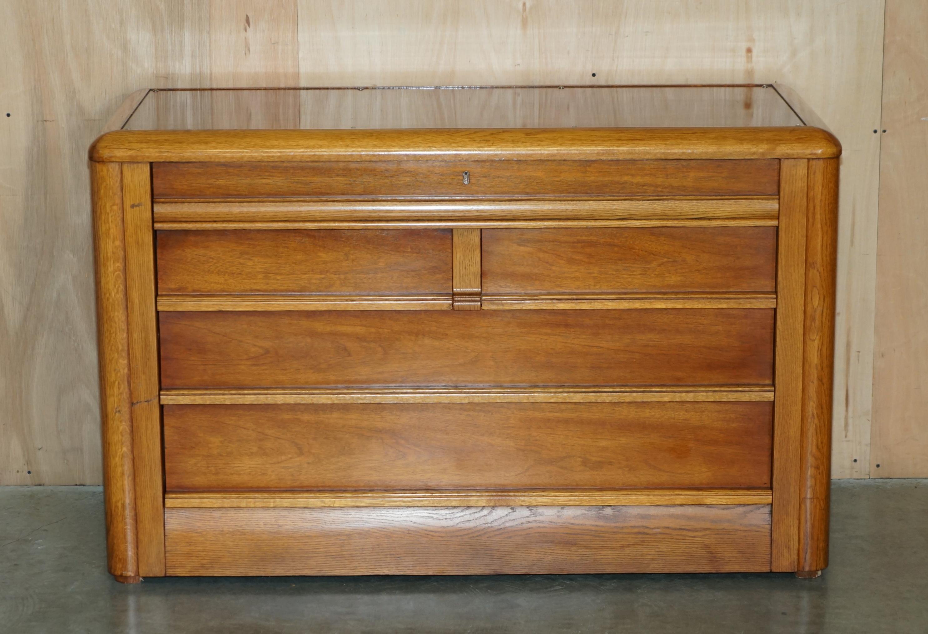 Royal House Antiques

Royal House Antiques is delighted to offer for sale this lovely Ralph Lauren American Mahogany and Oak Contemporary  chest of drawers with lockable top drawer

Please note the delivery fee listed is just a guide, it covers