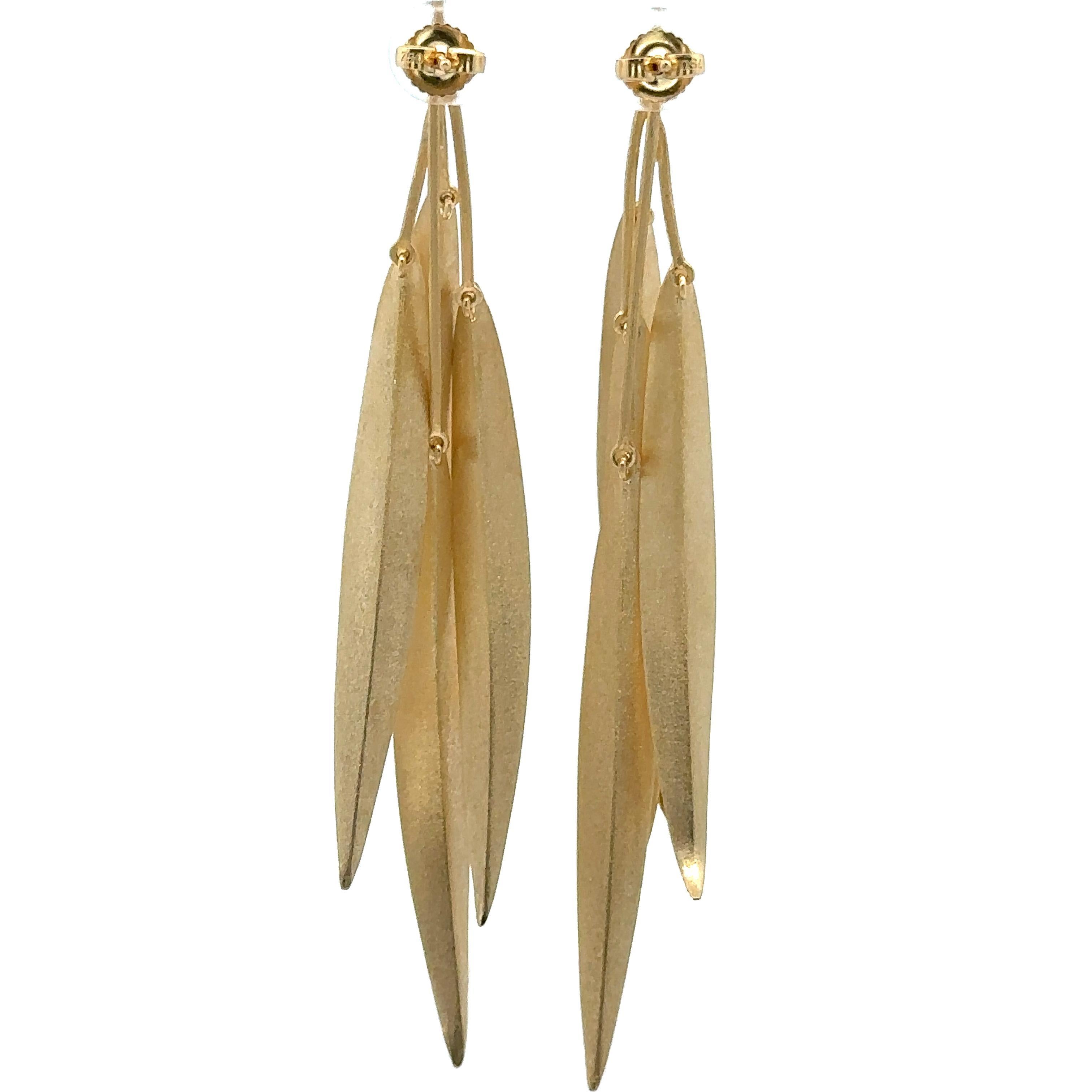 Orecchini pendenti a foglia lunga in oro giallo massiccio 18 ct. in vendita 6