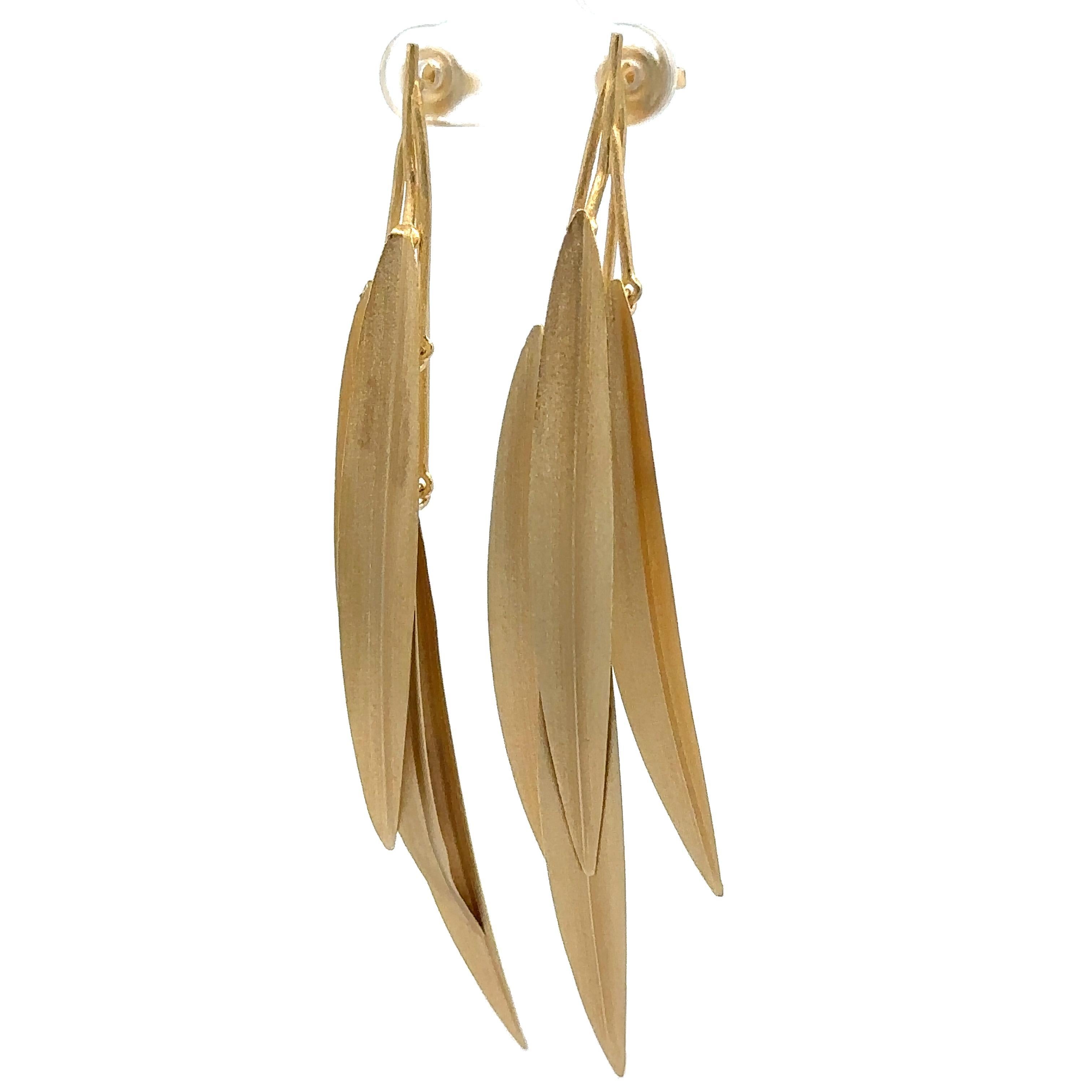 Orecchini pendenti a foglia lunga in oro giallo massiccio 18 ct. in vendita 7
