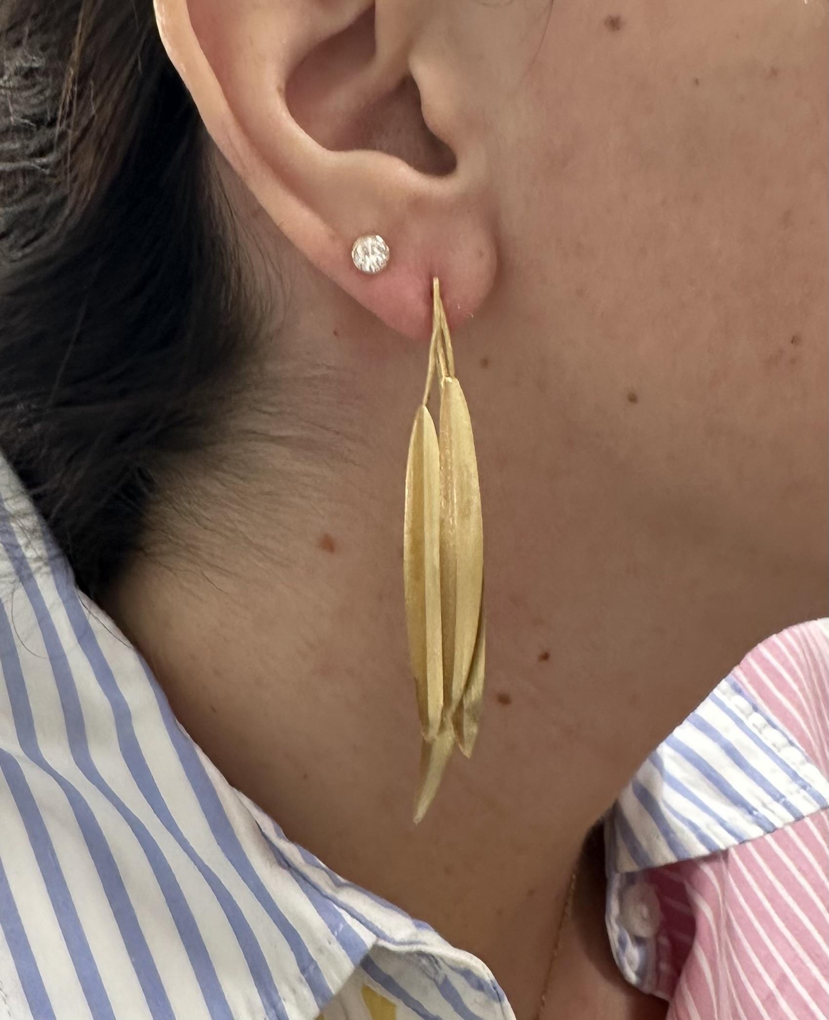 Orecchini pendenti a foglia lunga in oro giallo massiccio 18 ct. in vendita 8