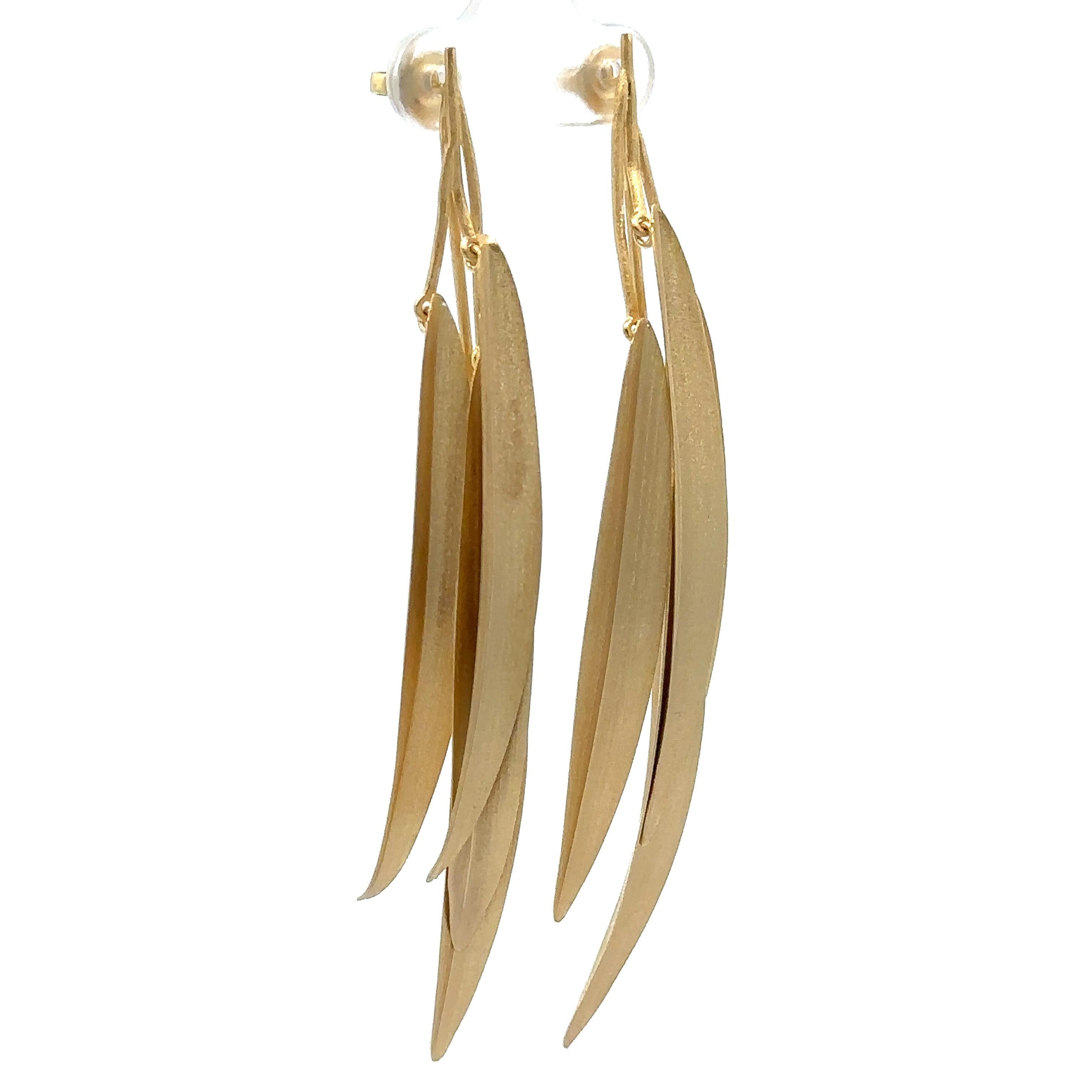 Orecchini pendenti a foglia lunga in oro giallo massiccio 18 ct. in vendita 9