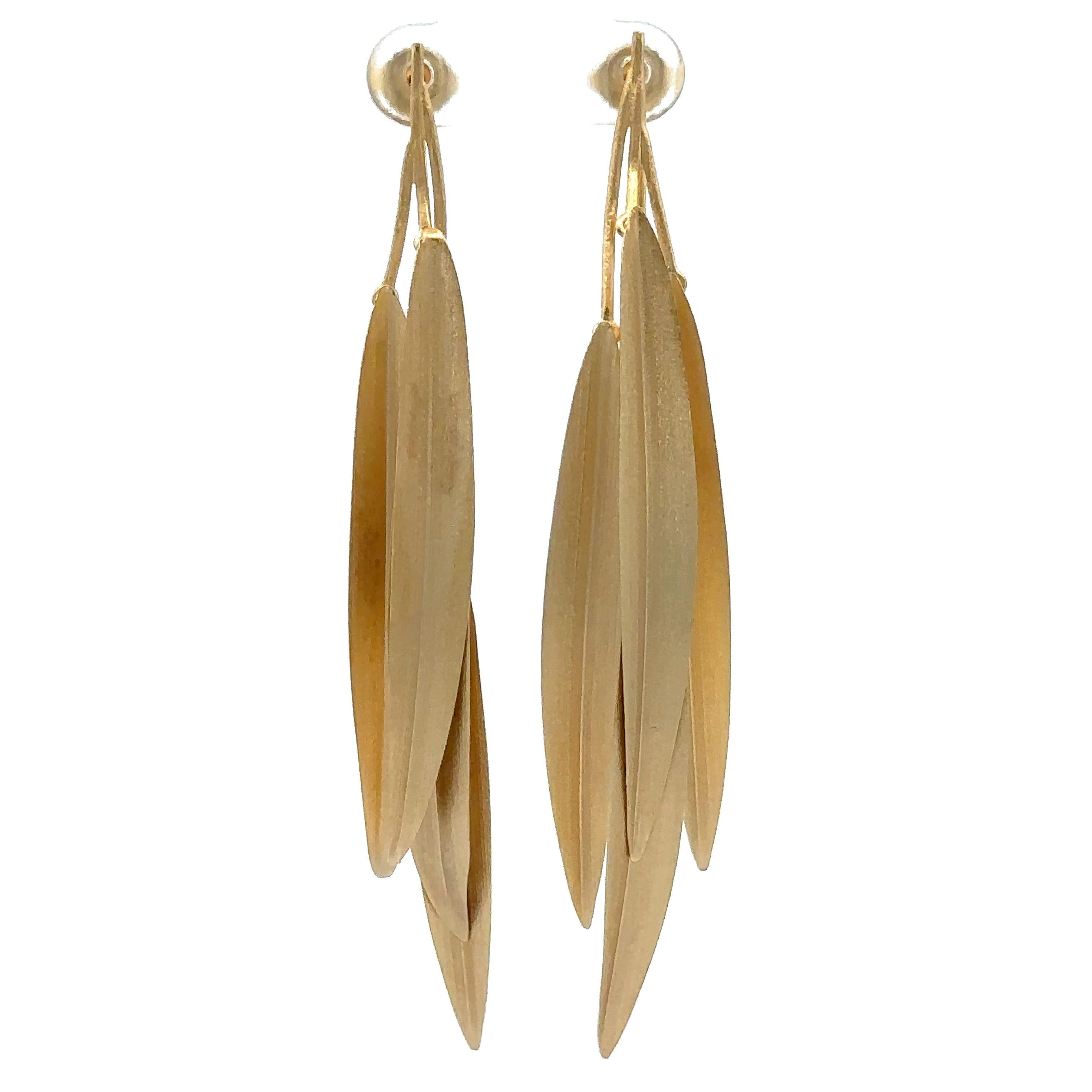 Orecchini pendenti a foglia lunga in oro giallo massiccio 18 ct. in vendita 10