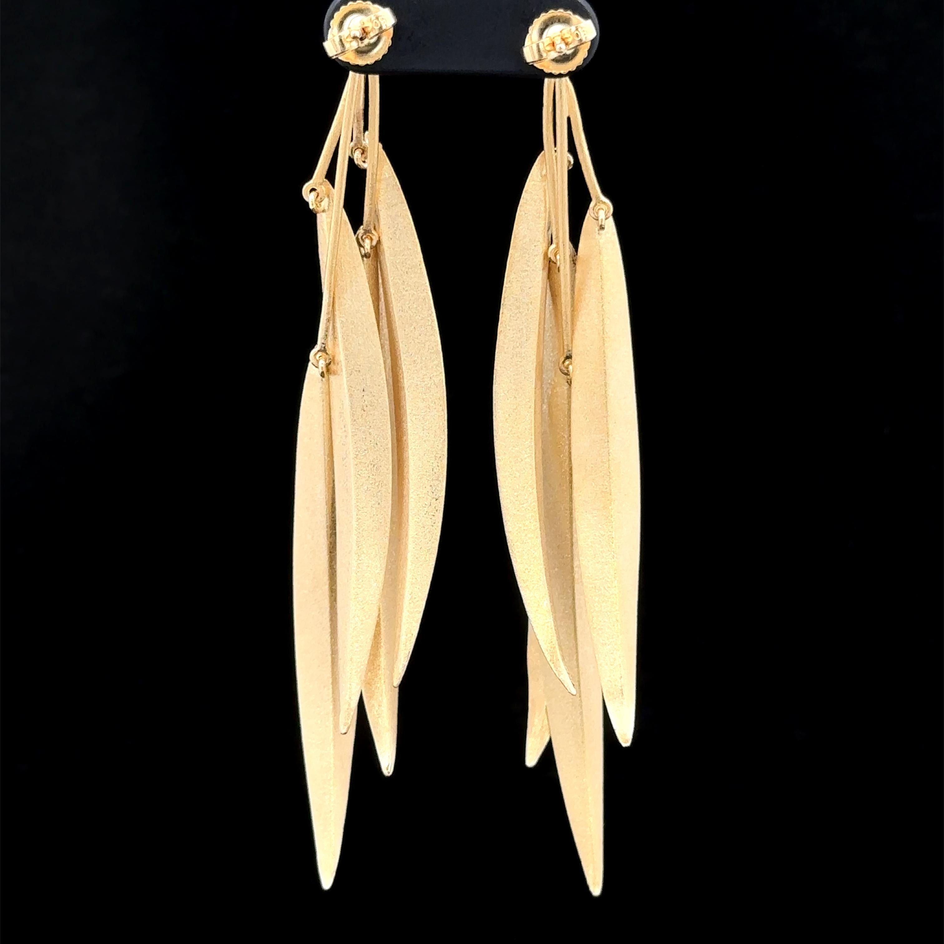 Donna Orecchini pendenti a foglia lunga in oro giallo massiccio 18 ct. in vendita