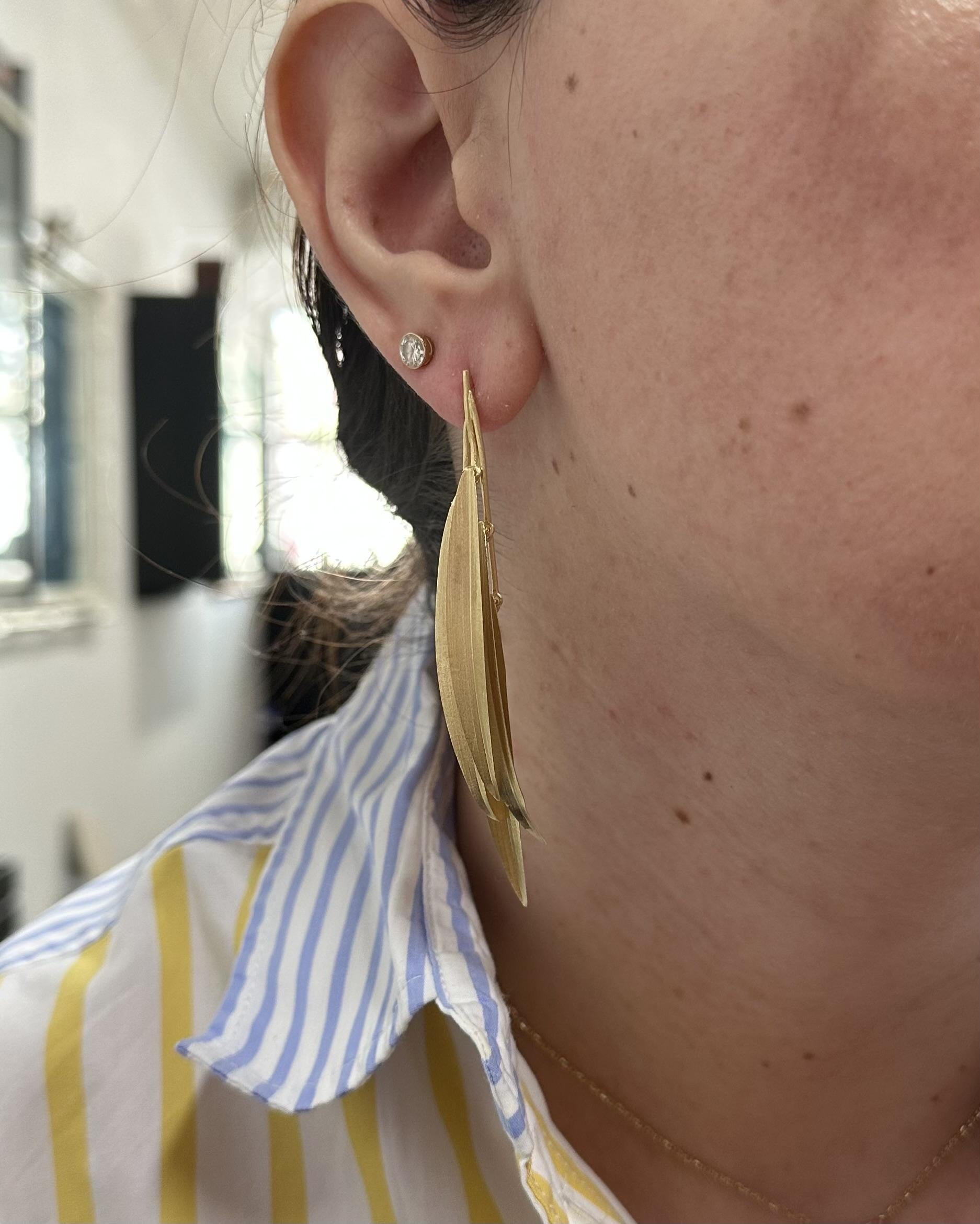 Orecchini pendenti a foglia lunga in oro giallo massiccio 18 ct. in vendita 1