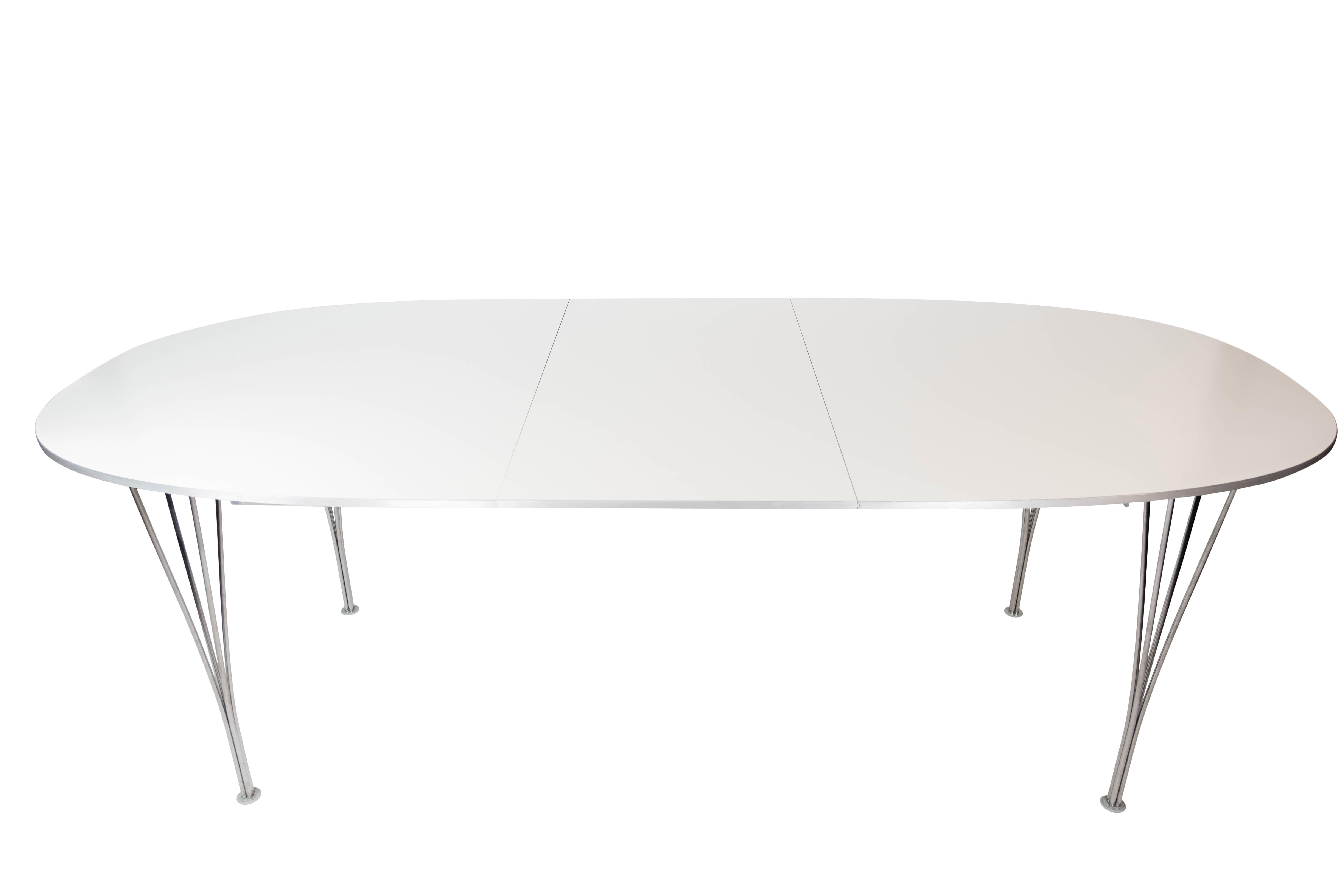 The Super Ellipse dining table, featuring a white laminate surface, embodies the collaborative design genius of Piet Hein and Arne Jacobsen, brought to life by Fritz Hansen in 1998. This iconic piece showcases a harmonious blend of form and