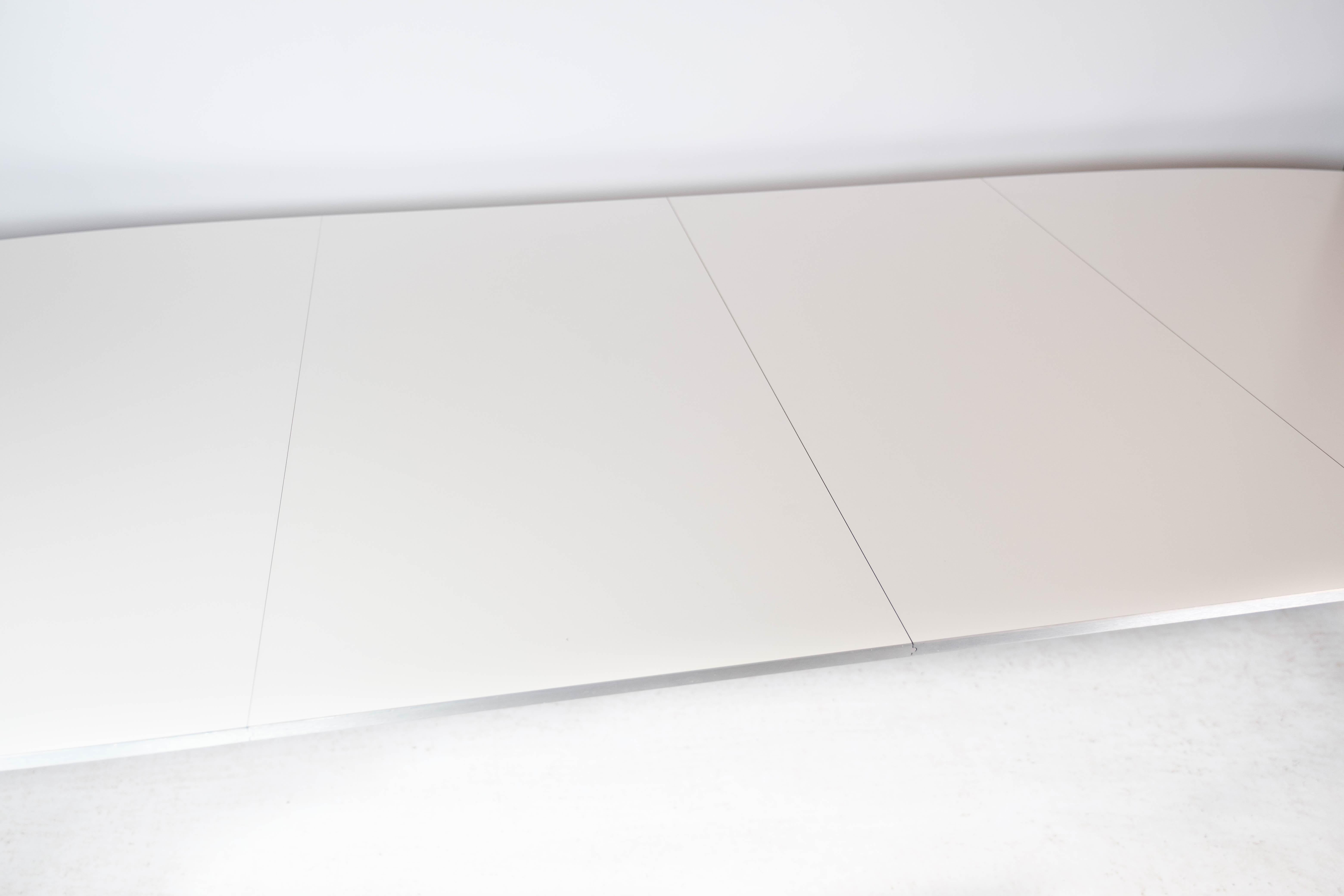 Superbe table de salle à manger Ellipse en stratifié blanc conçue par Piet Hein de 2011 en vente 5