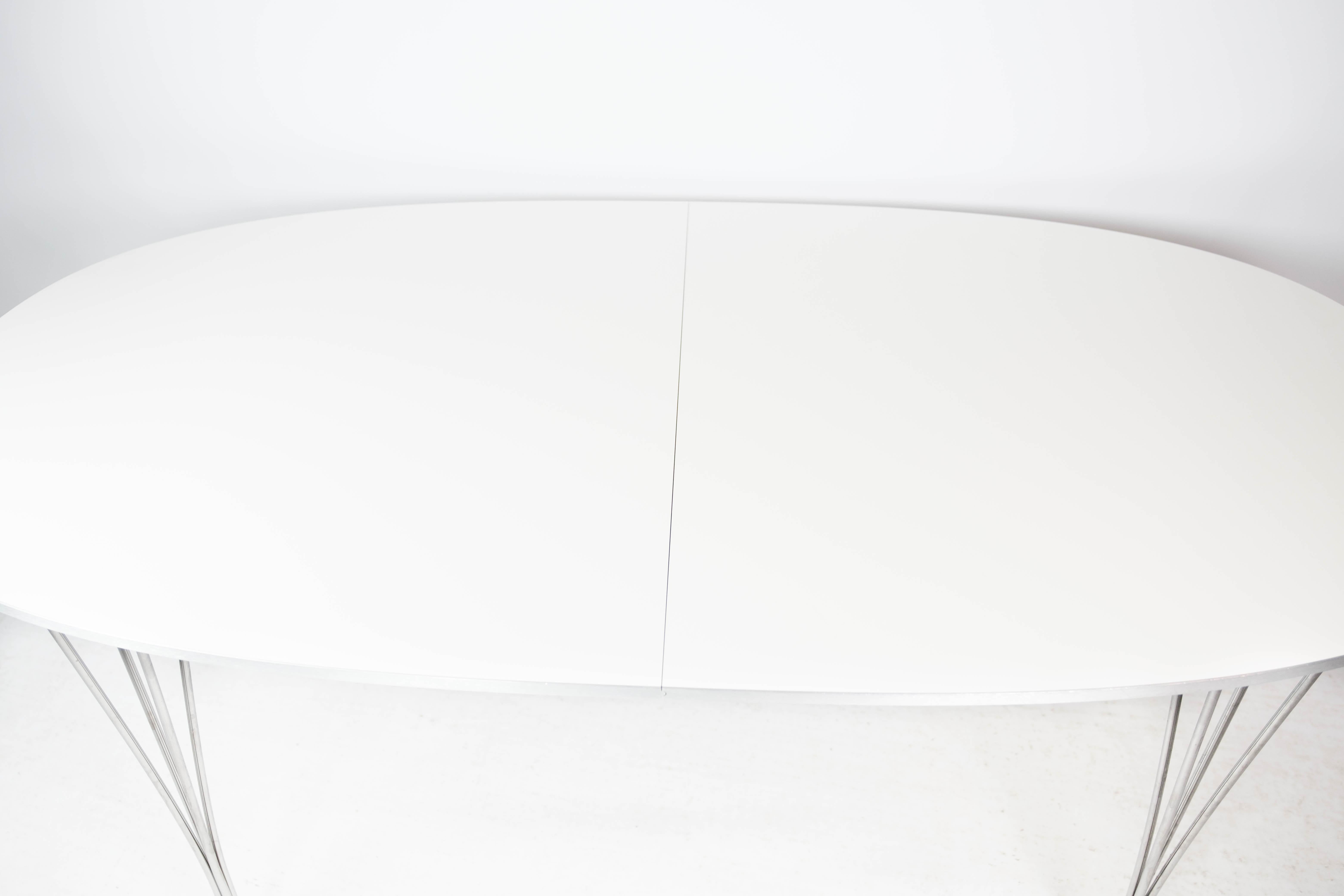 La table de salle à manger Super Ellipse, dotée d'une surface en stratifié blanc, est le fruit d'une étonnante collaboration entre les célèbres designers Piet Hein et Arne Jacobsen, concrétisée par Fritz Hansen en 2011. Cette pièce emblématique