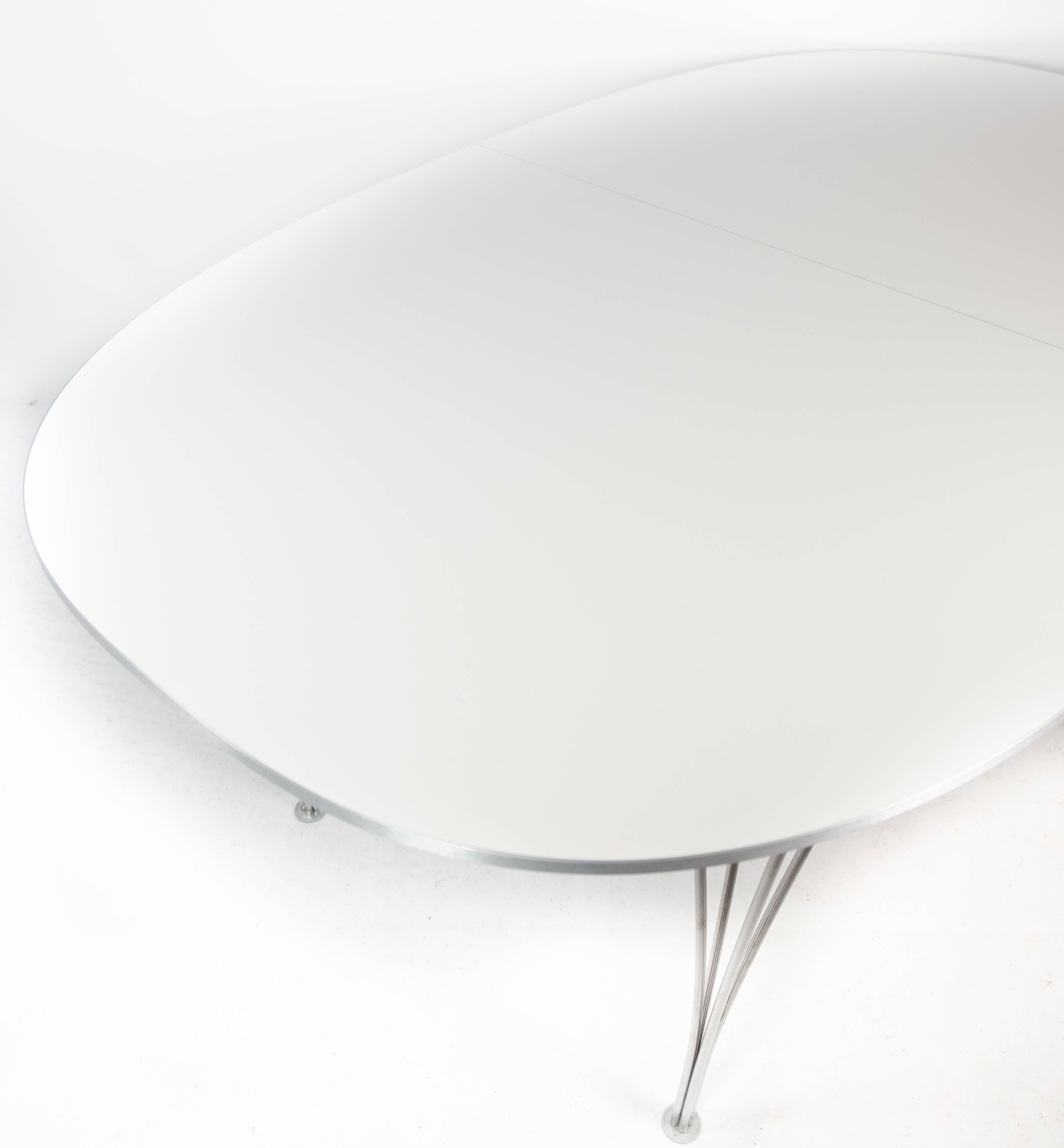 Milieu du XXe siècle Superbe table de salle à manger Ellipse en stratifié blanc conçue par Piet Hein de 2011 en vente