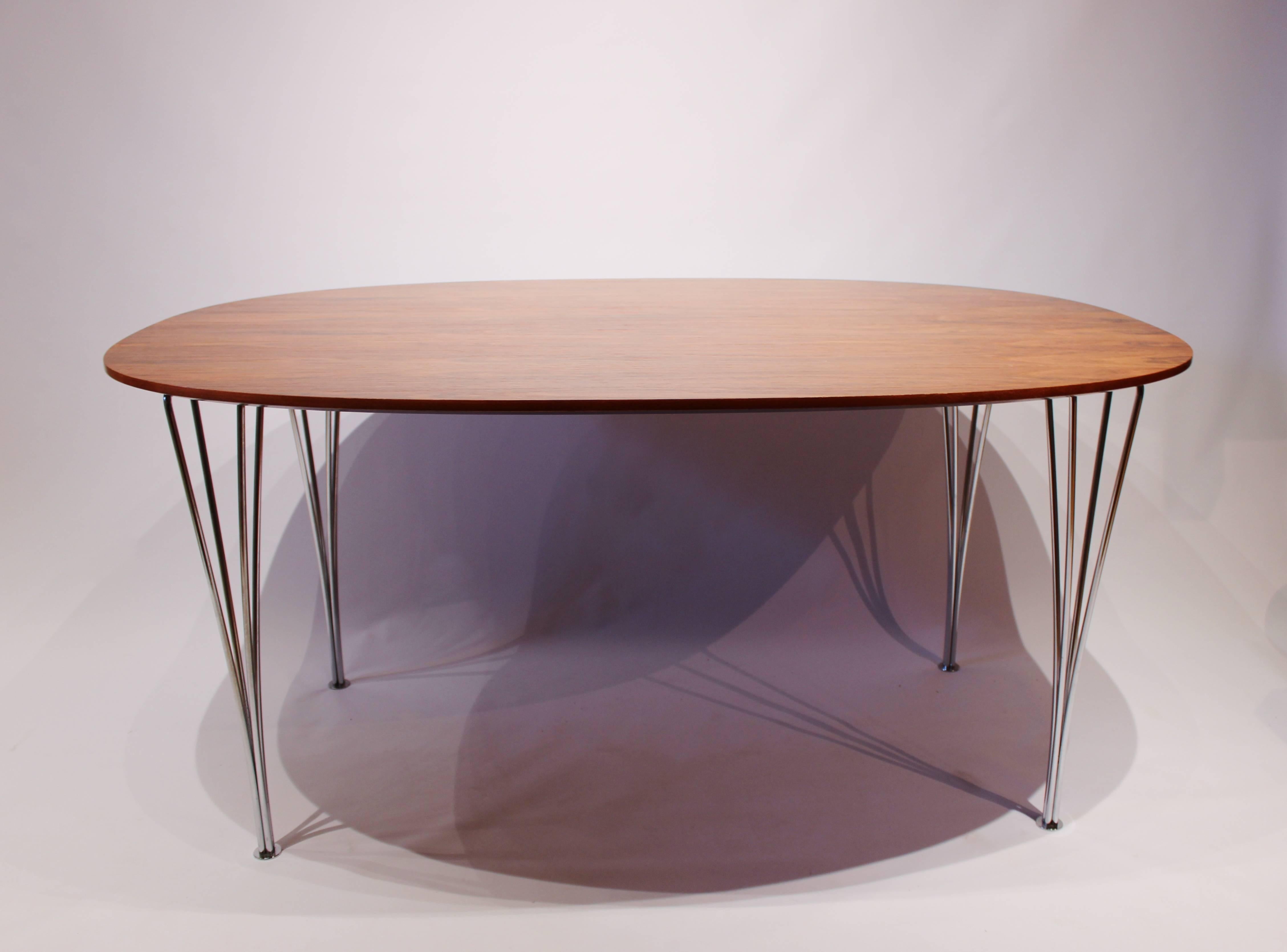 Super Ellipse table in rosewood designed by Piet Hein, Arne Jacobsen and Bruno Mathsson in 1968 and manufactured by Fritz Hansen in 1983. The table is in great vintage condition and with legs of chrome.