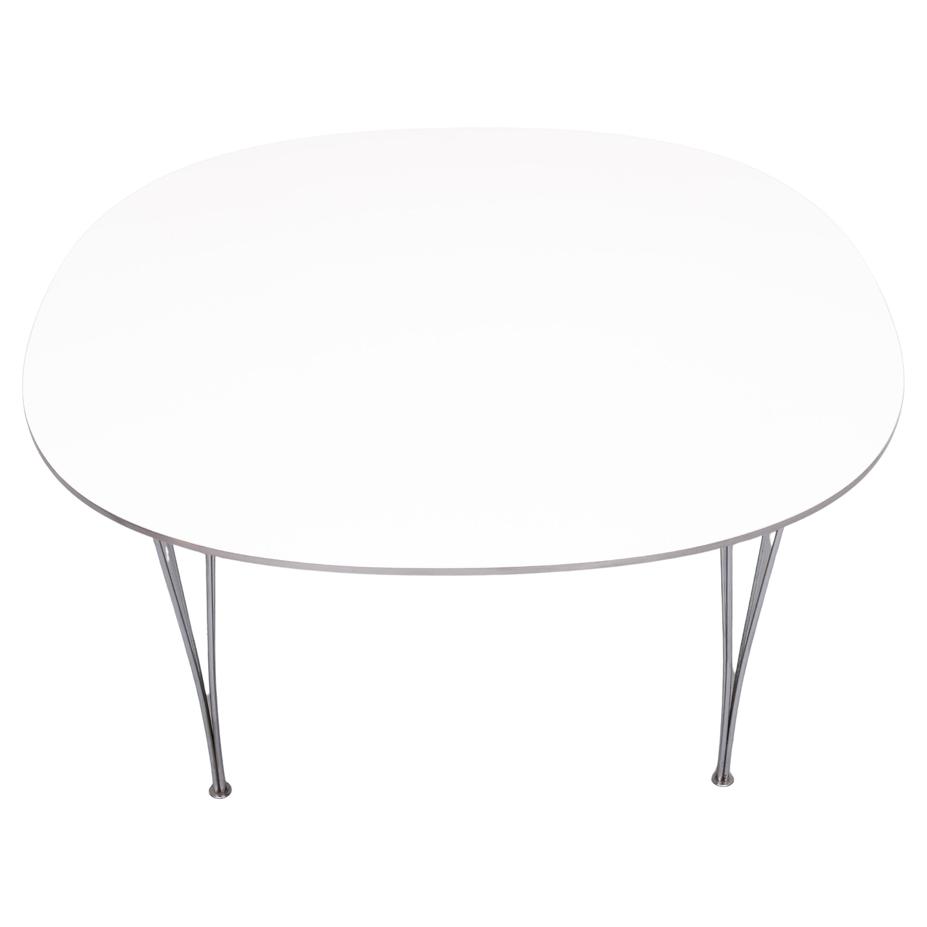 The Fritz Hansen B613 Table is an iconic piece of design furniture that strikes the perfect balance between aesthetics, functionality and craftsmanship. Designed by Arne Jacobsen in 1960, this table is a beautiful example of the timeless simplicity