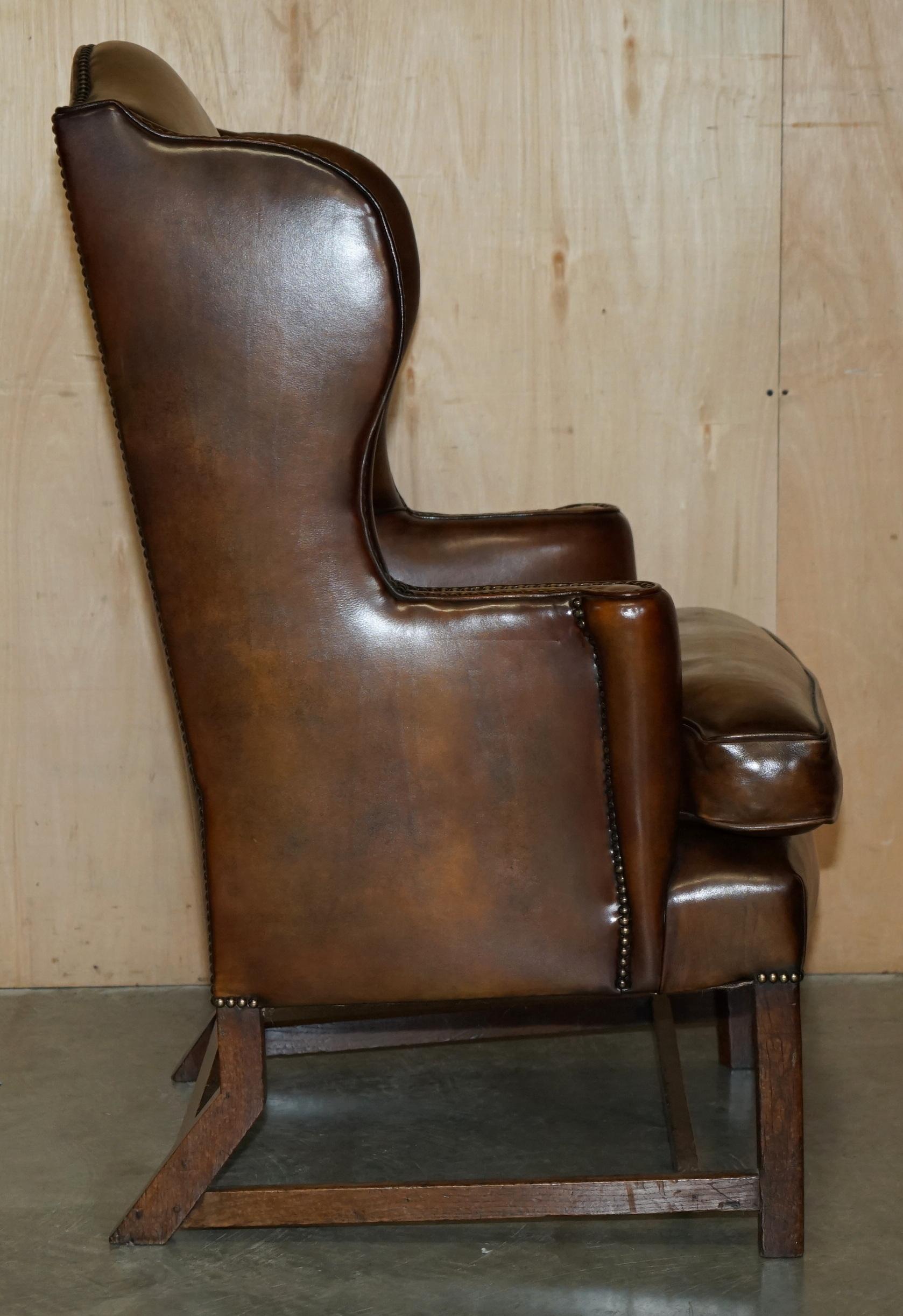 SUPER FINE RESTORED GEORGE III PERIOD CIRCA 1820 WiNGBACK BROWN LEATHER ARMCHAIR For Sale 3