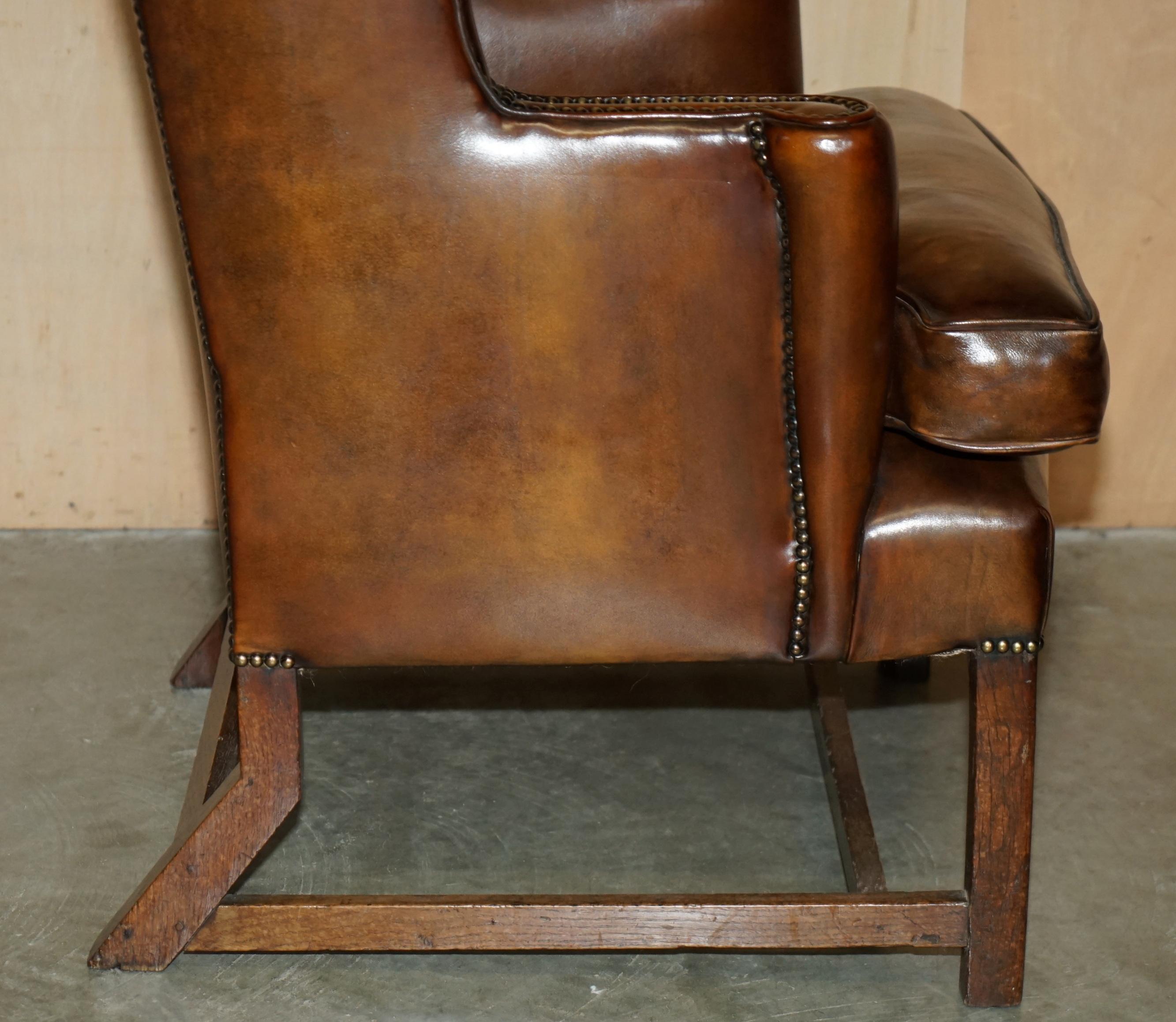 SUPER FINE RESTORED GEORGE III PERIOD CIRCA 1820 WiNGBACK BROWN LEATHER ARMCHAIR For Sale 4
