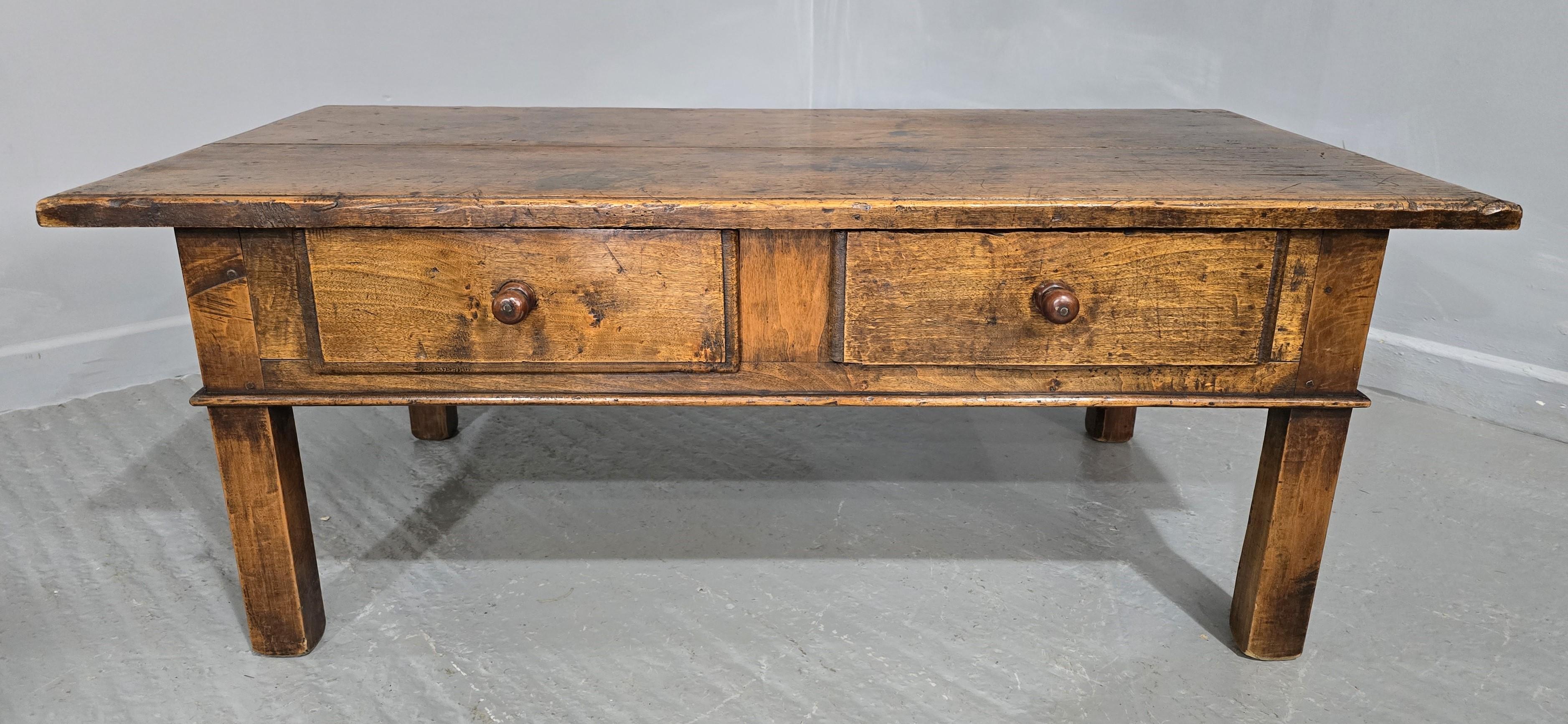 Très belle table basse en noyer français à deux planches et deux tiroirs, superbe couleur et état.

18