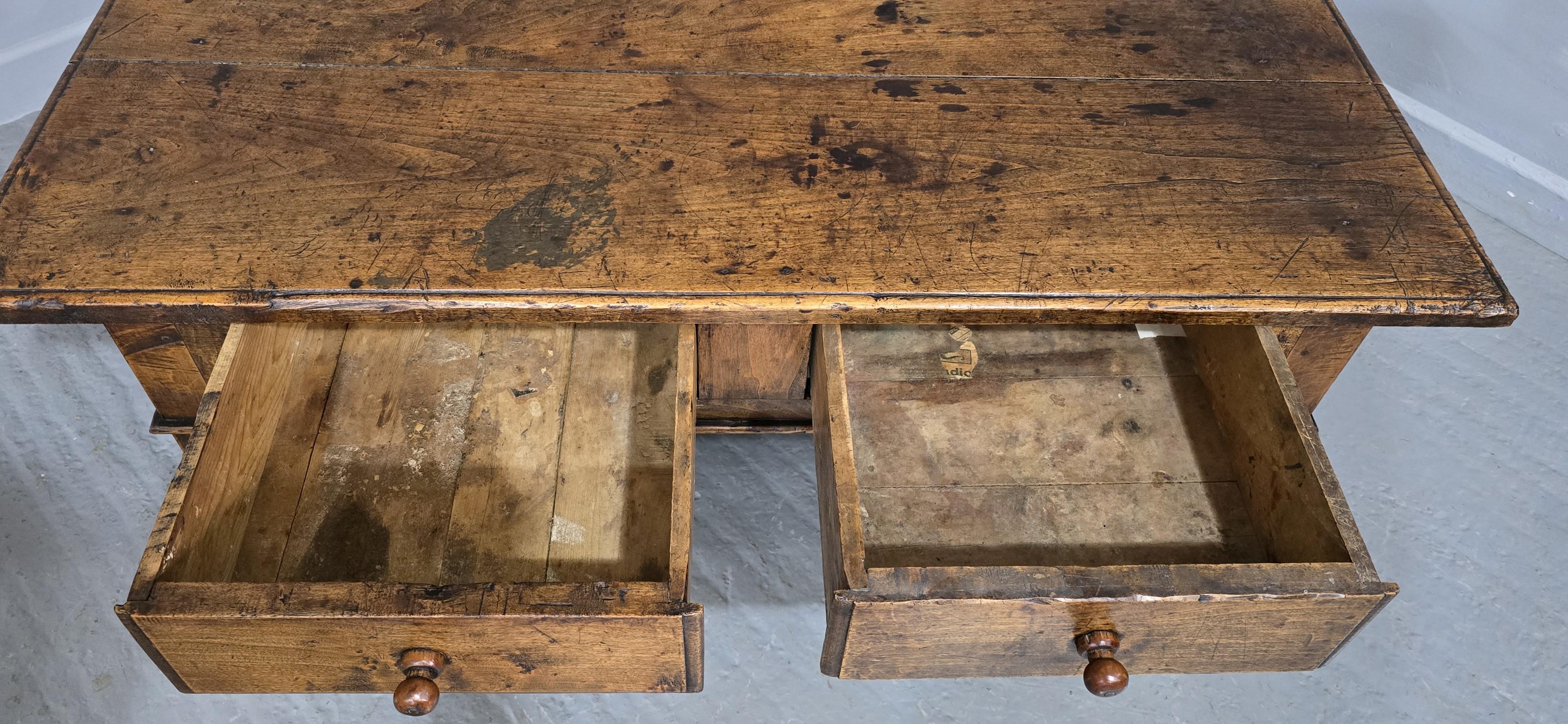Provincial français Super table basse en noyer français en vente