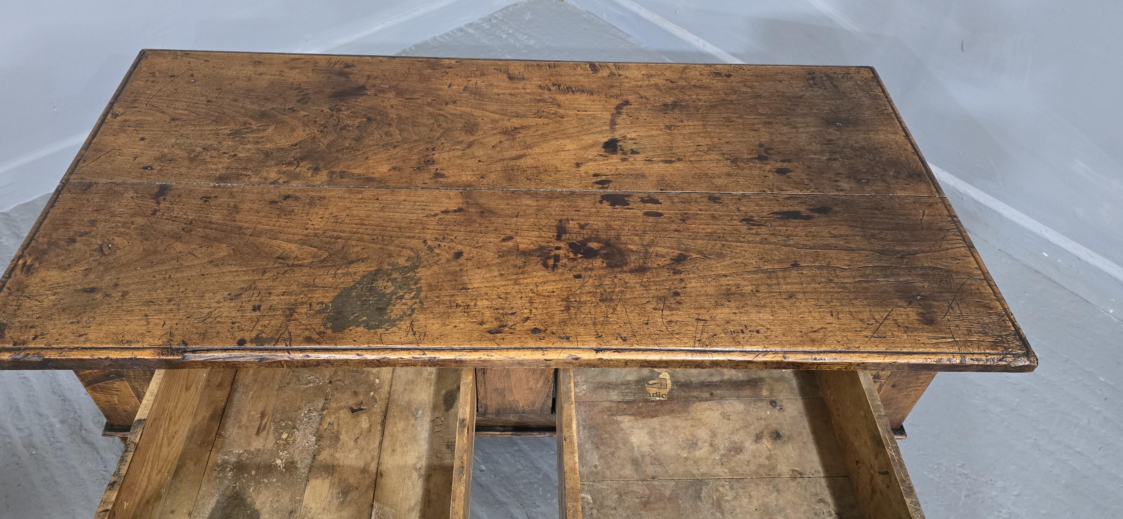 Français Super table basse en noyer français en vente