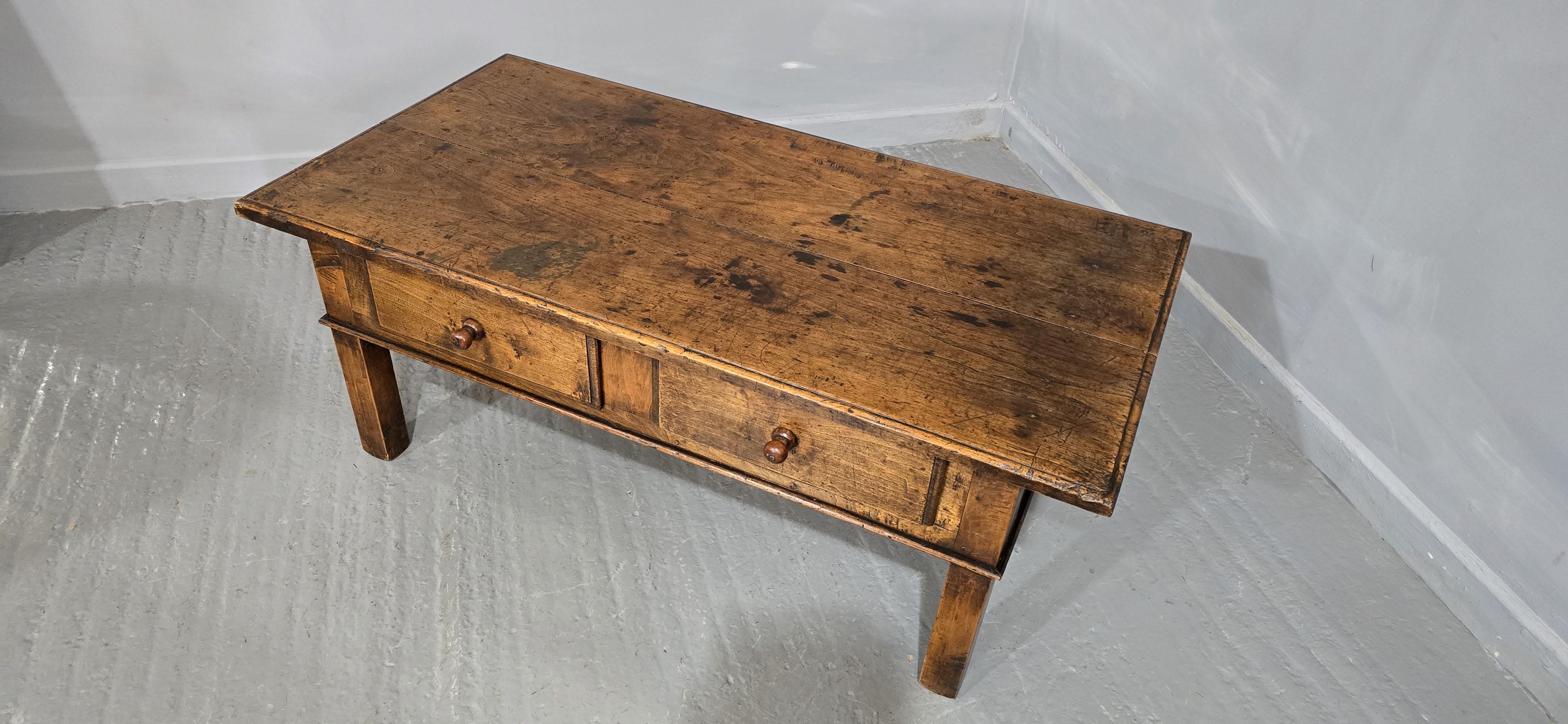 Super table basse en noyer français Bon état - En vente à Swadlincote, GB